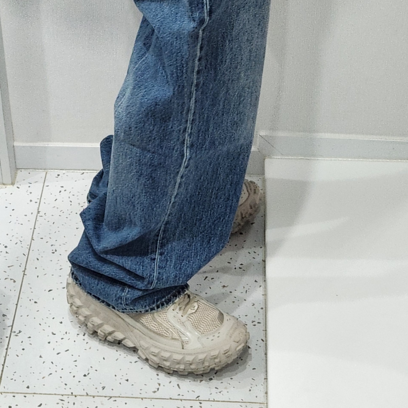 Balenciaga Defender Sneakers Beige 착용 스타일