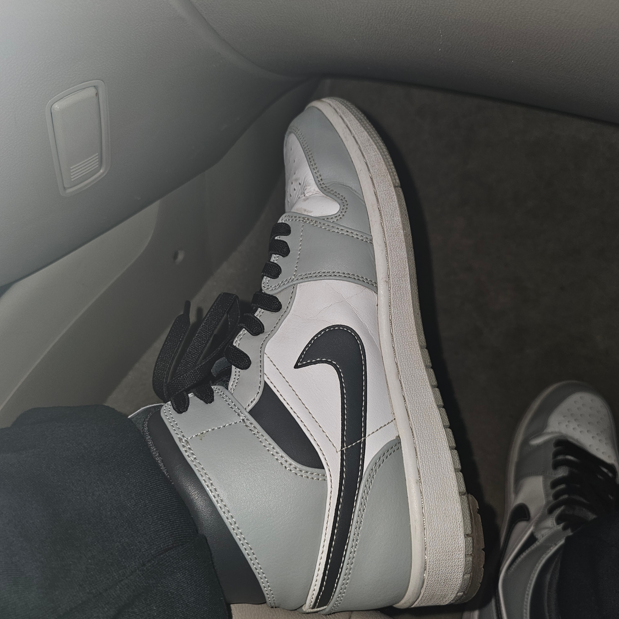 Jordan 1 Mid Light Smoke Grey Anthracite 착용 스타일 - 2