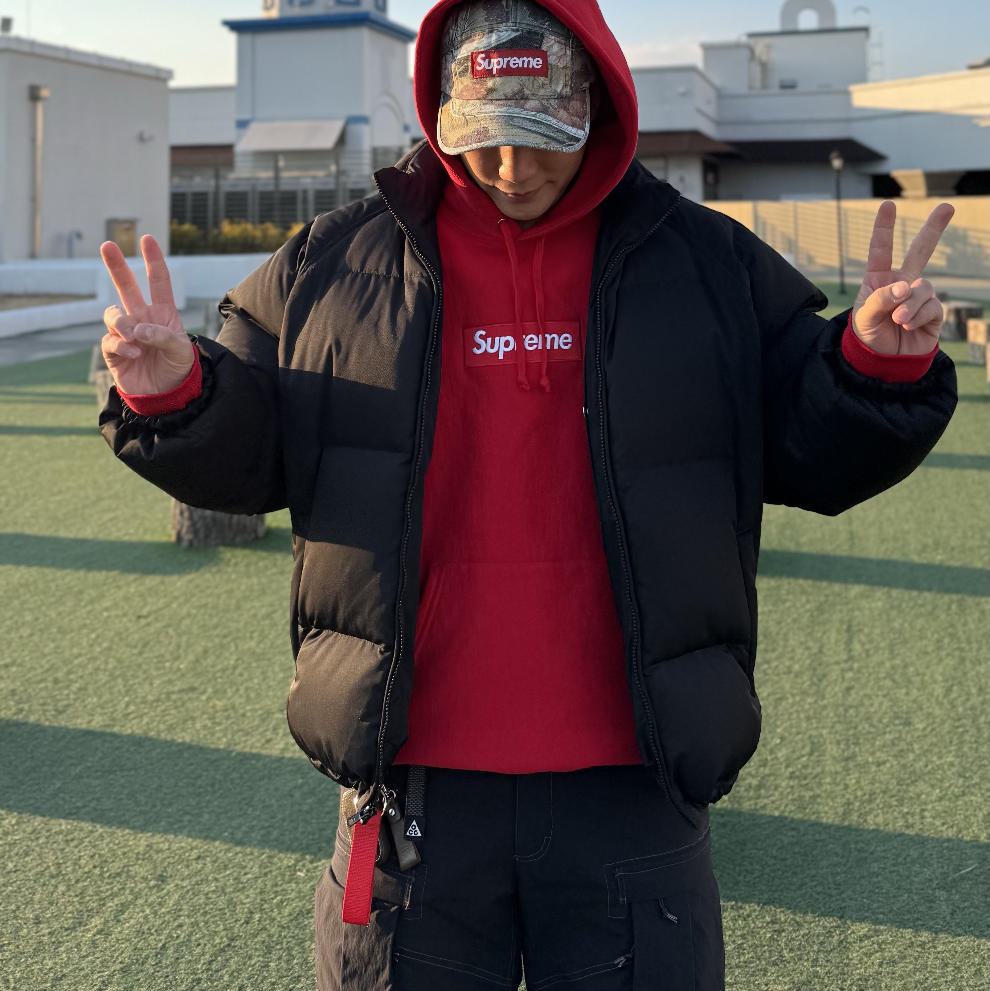 Supreme Box Logo Hooded Sweatshirt Red - 23FW, Supreme Star Sleeve Down Puffer Jacket Black - 23FW 착용 스타일 - 3