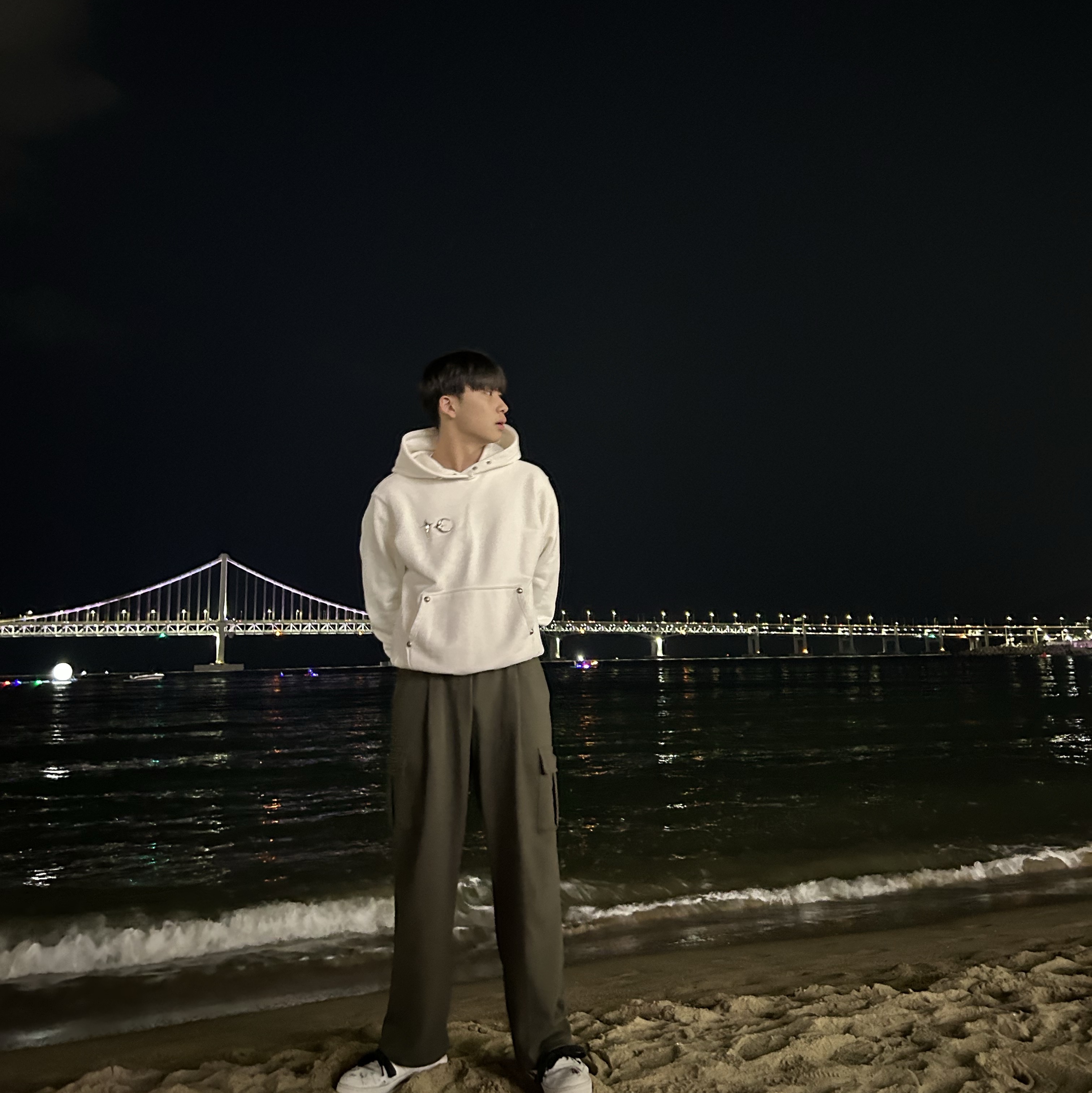 나이키 x 피스마이너스원 에어포스 1 로우 파라노이즈 2.0, 떠그 클럽 아머 후드 화이트 착용 스타일
