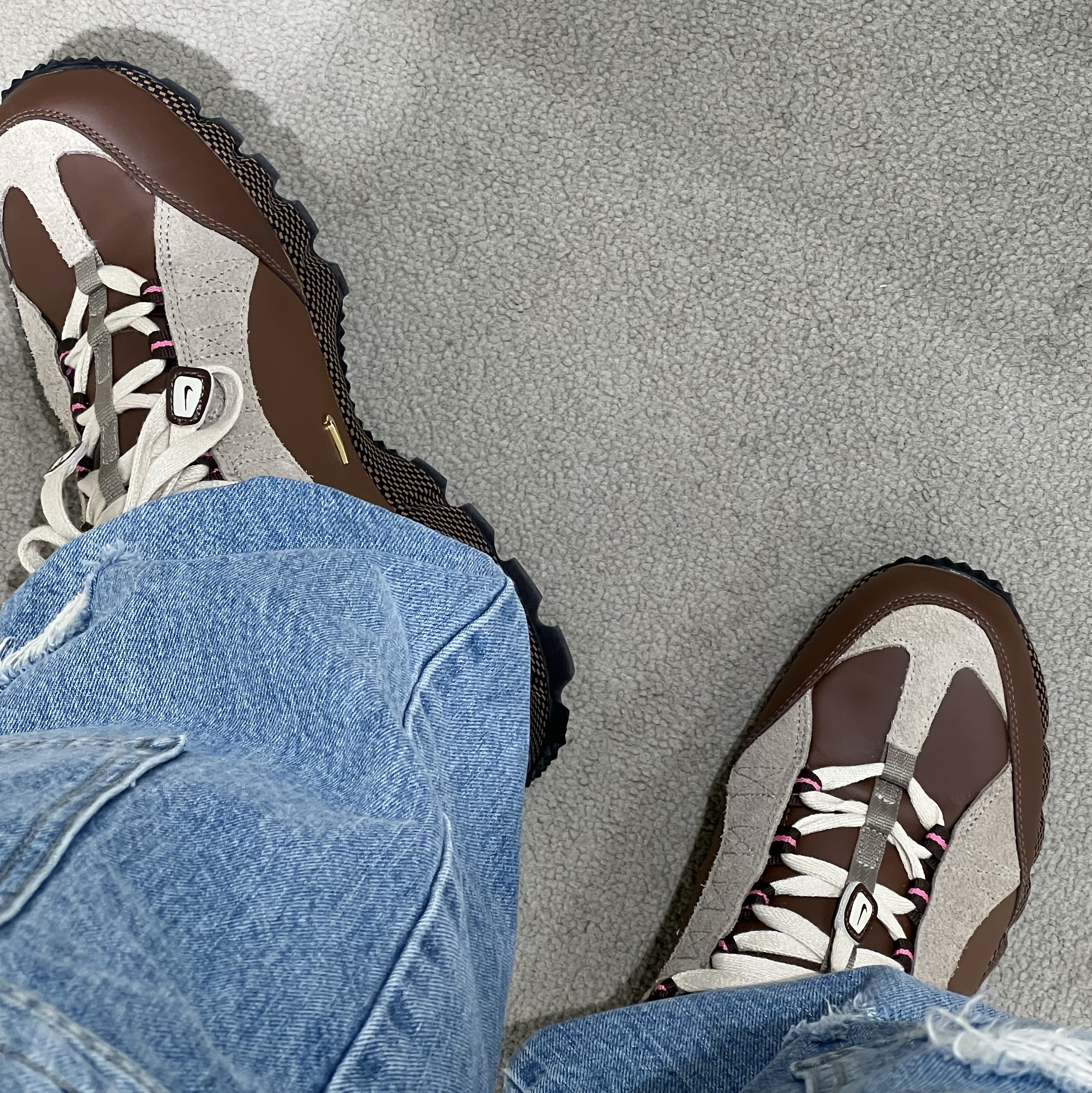Nike x Jacquemus Air Humara LX Ale Brown and Gold, Juun.J Damage Cargo Multi Jogger Wide Denim Blue - 23SS 착용 스타일