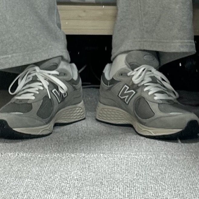 New Balance 2002R Grey 착용 스타일 - 2