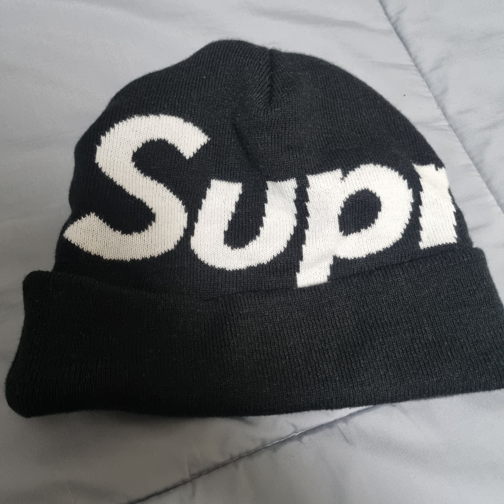 Supreme Big Logo Beanie Black 착용 스타일 - 2
