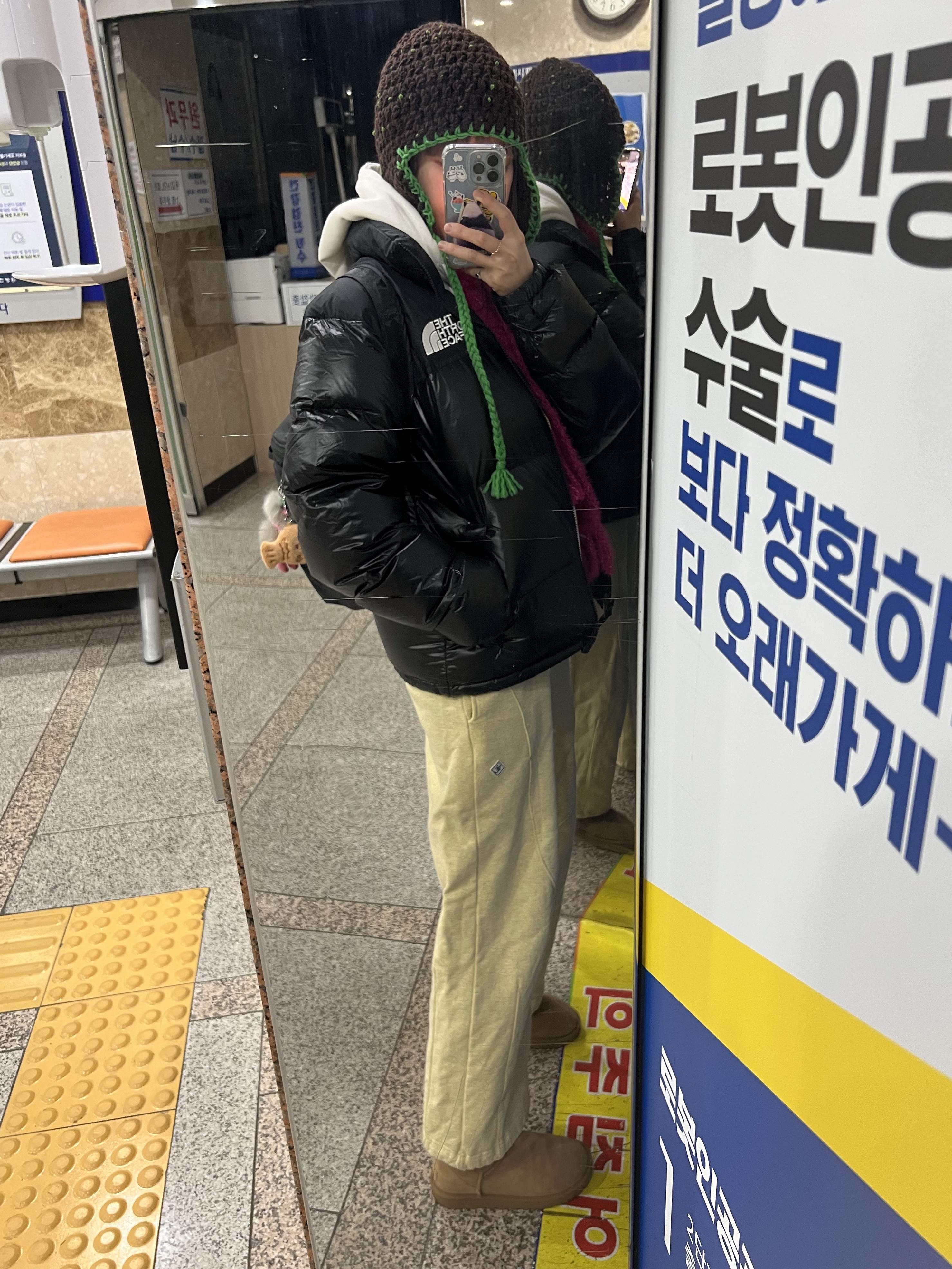 The North Face 1996 Eco Nuptse Jacket Real Black, (W) UGG Classic Mini II Boots Chestnut 착용 스타일 - 3