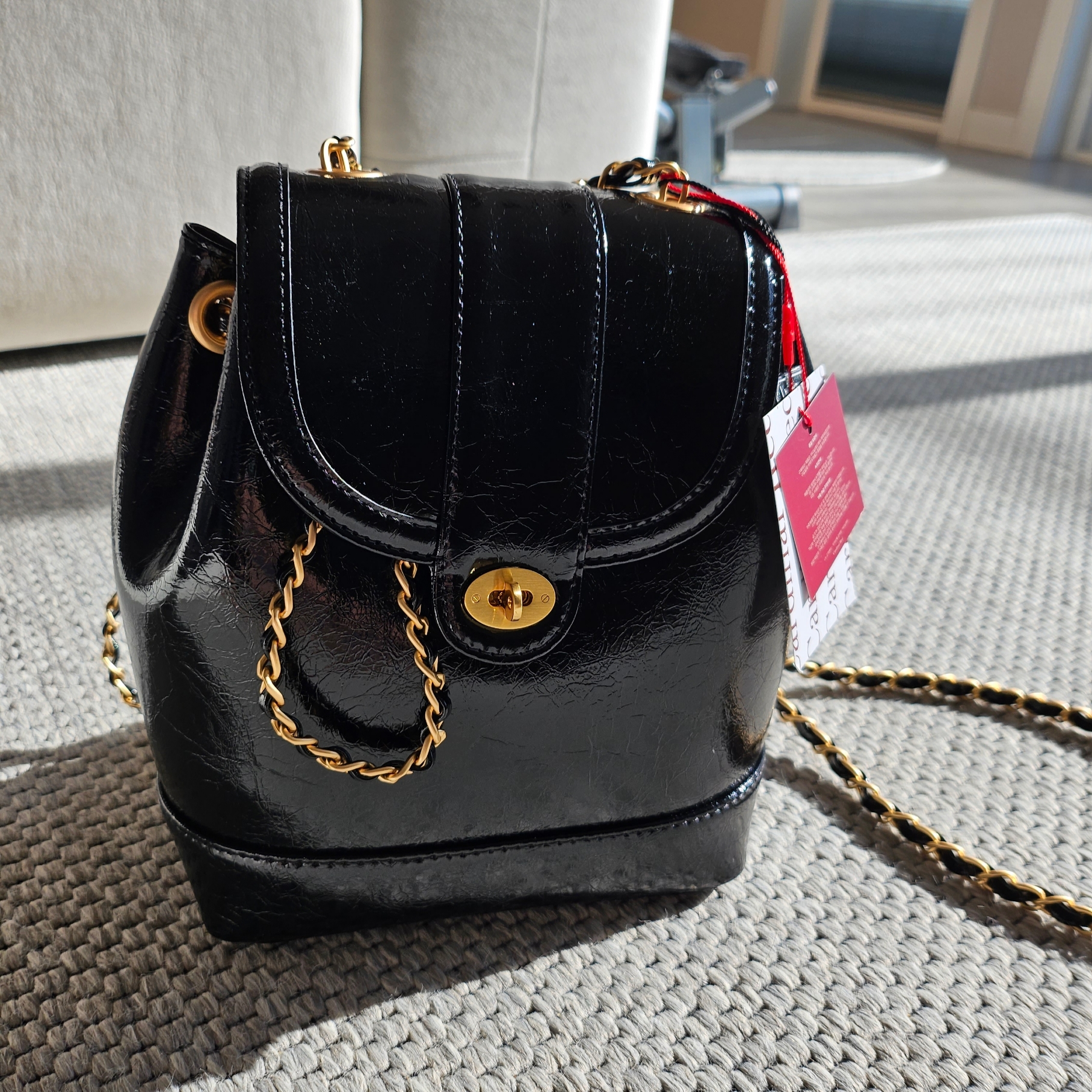 Cardinal Red Hawoo-A Bag Black Gold 착용 스타일