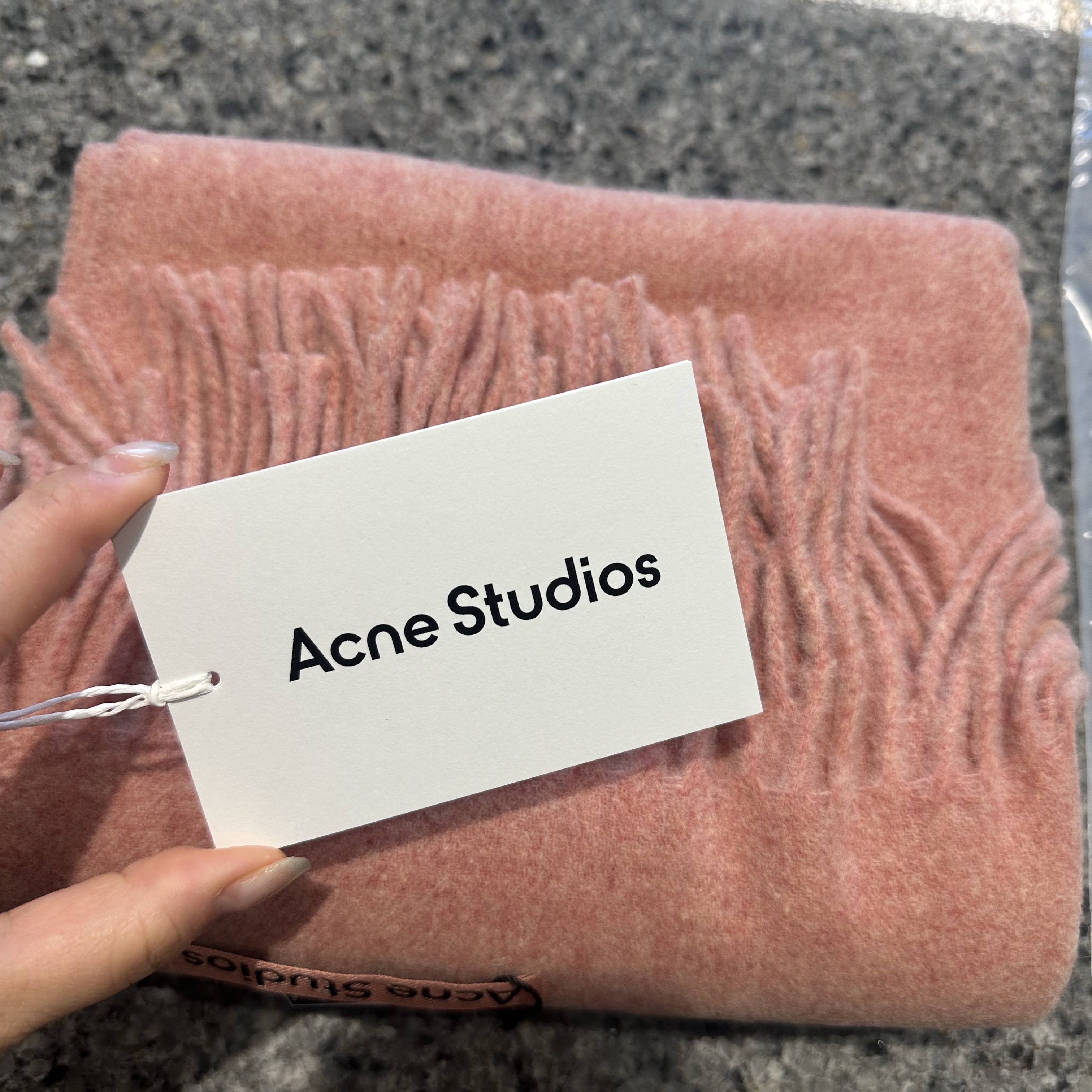 Acne Studios Narrow Wool Fringe Muffler Rose Melange 착용 스타일 - 2