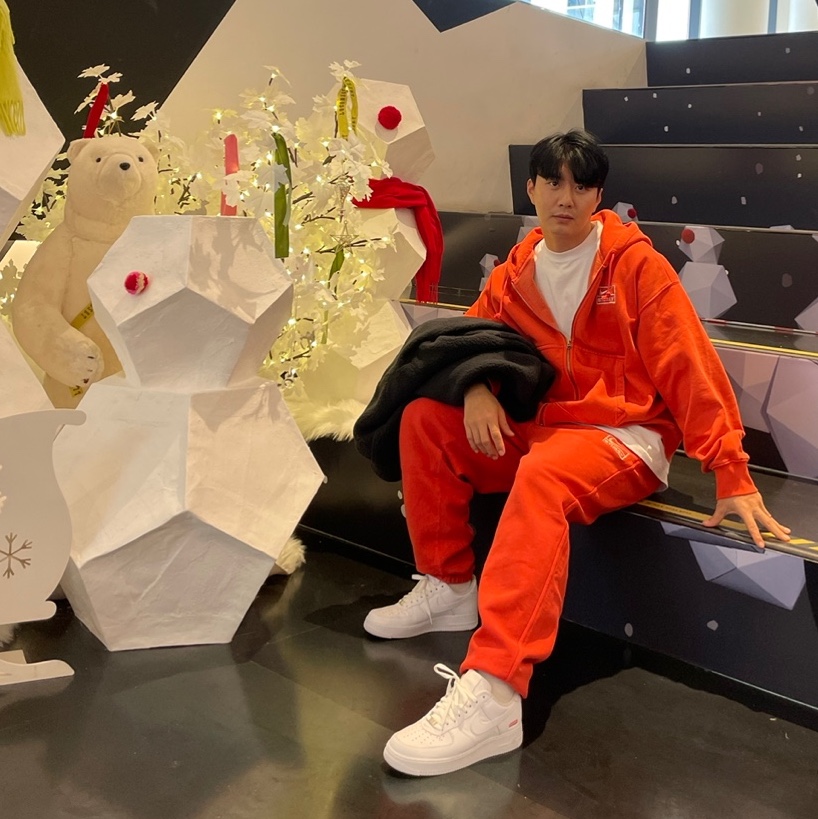 Nike x Stussy Full Zip Pigment Dyed Fleece Hoodie Habanero Red (FJ9161-642), Nike x Stussy Pigment Dyed Fleece Pants Habanero Red (FJ9157-642) 착용 스타일
