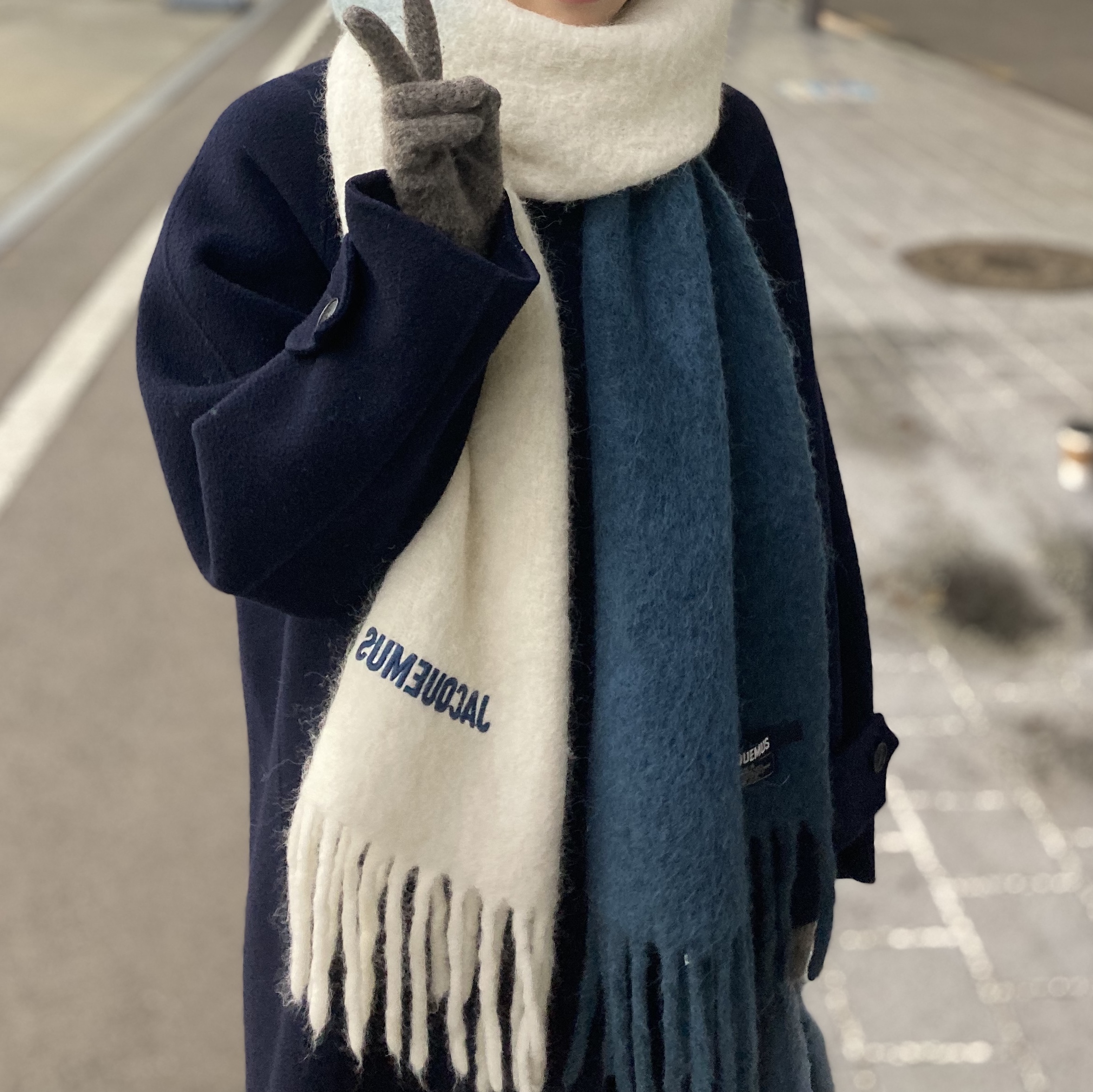 Jacquemus L'echarpe Moisson Gradient Muffler Multi Navy 착용 스타일