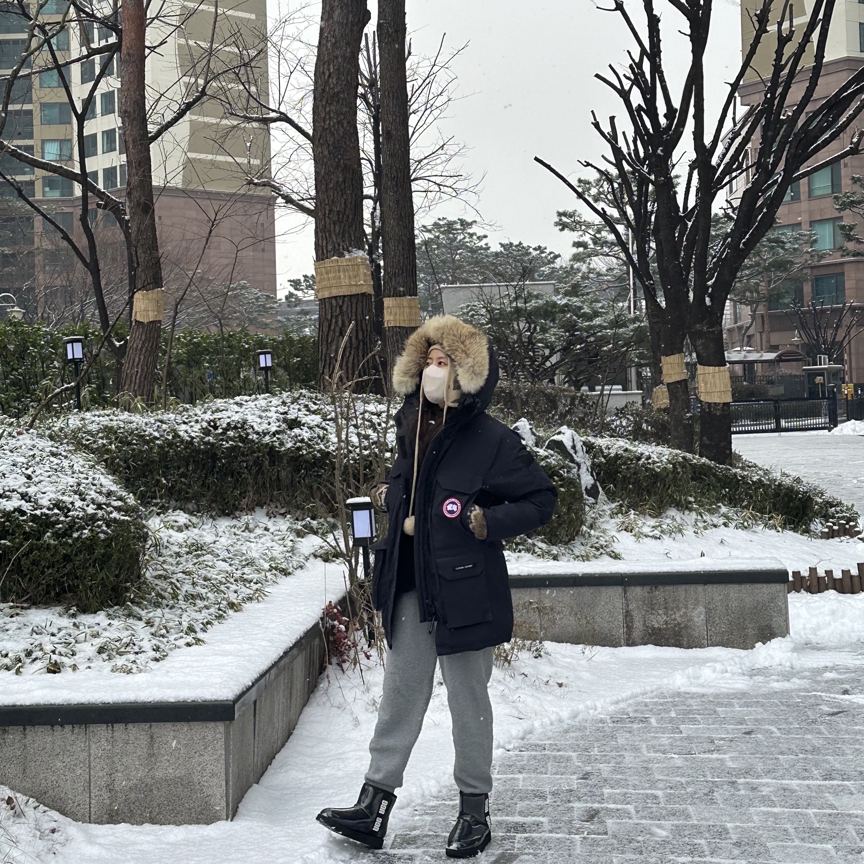 (W) UGG Classic Clear Mini Boots Black 착용 스타일 - 1