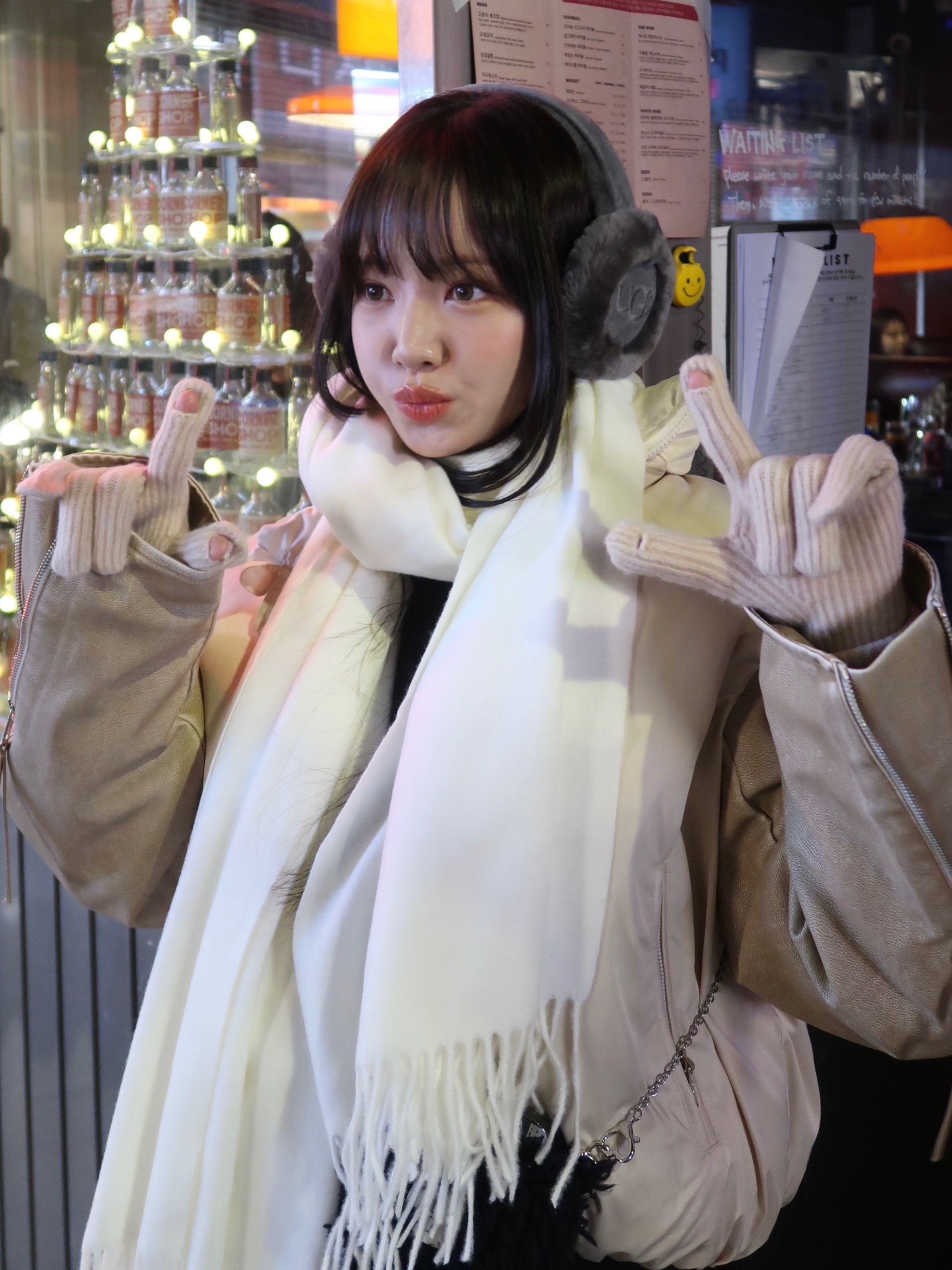아디다스 x 웨일스 보너 포니 토널 삼바 코어 블랙 크림 화이트, (W) 어그 자수 로고 이어머프 메탈 착용 스타일 - 2