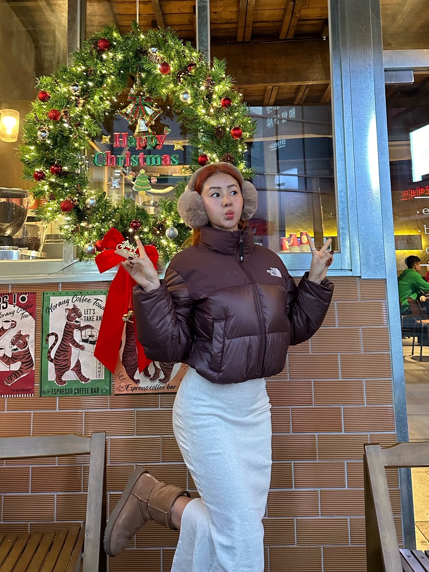 (W) 노스페이스 화이트 라벨 노벨티 눕시 다운 자켓 코코아 브라운, 어그 클래식 쇼트 부츠 체스트넛 착용 스타일 - 1