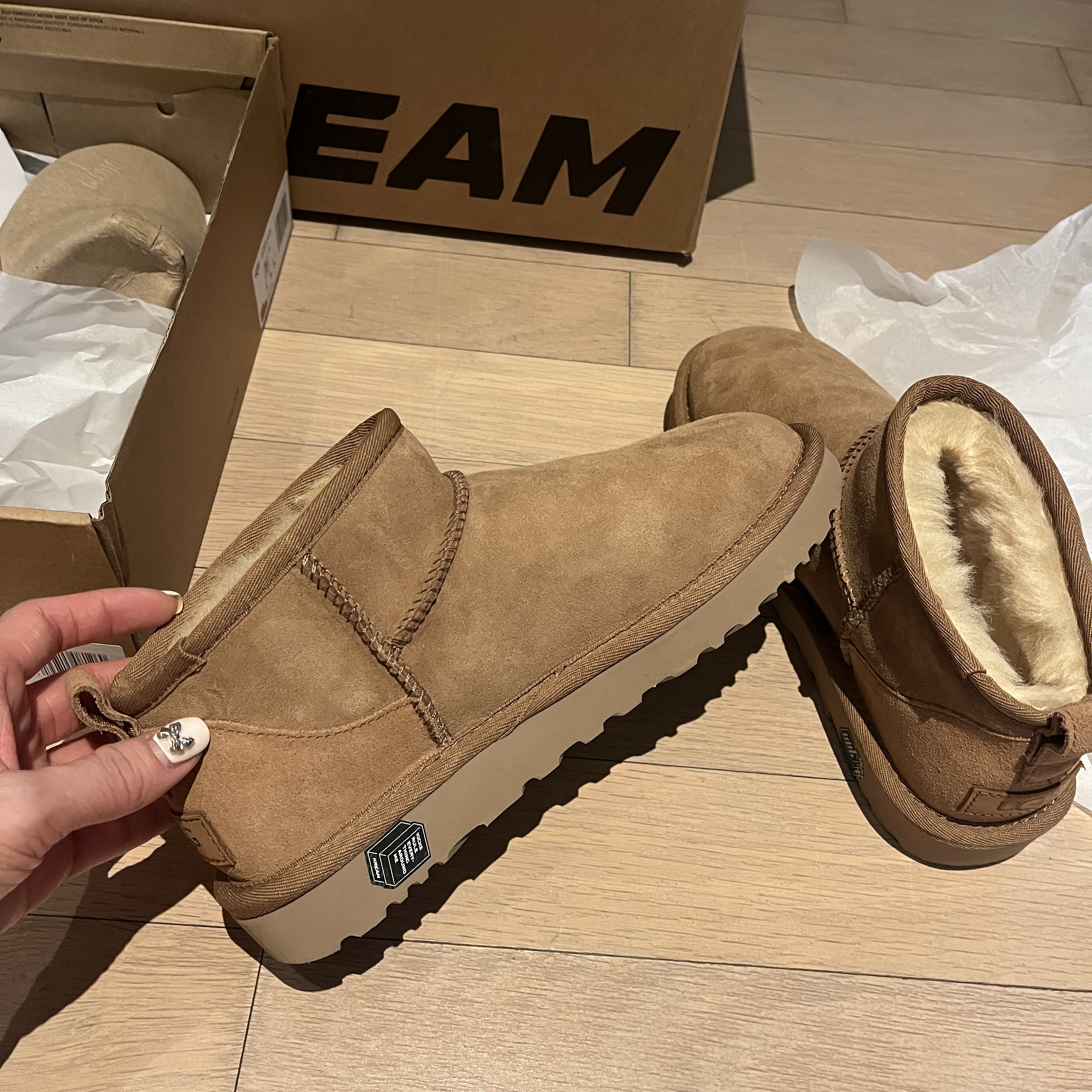 (W) UGG Classic Ultra Mini Boots Chestnut 착용 스타일