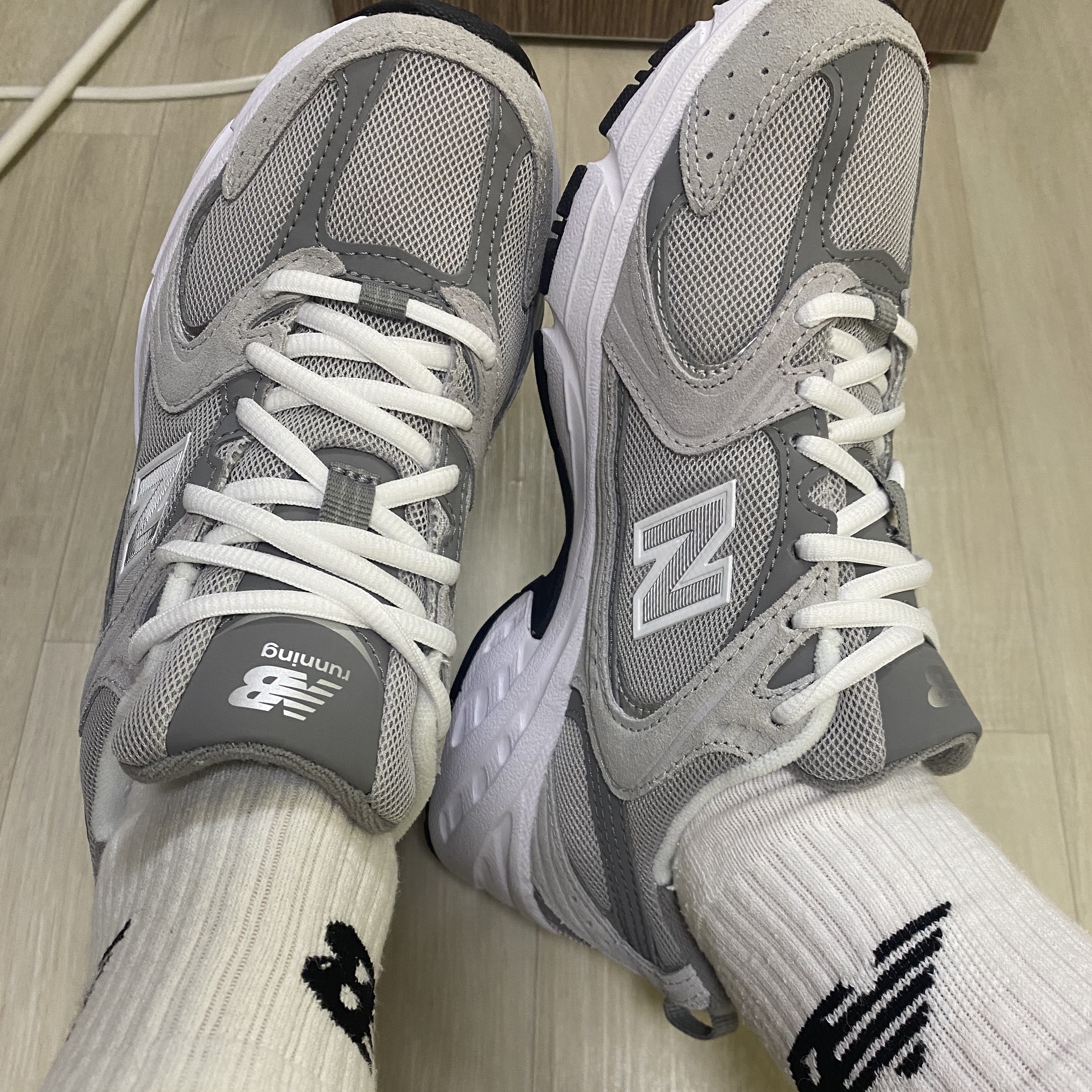 New Balance 530 Grey 착용 스타일 - 1