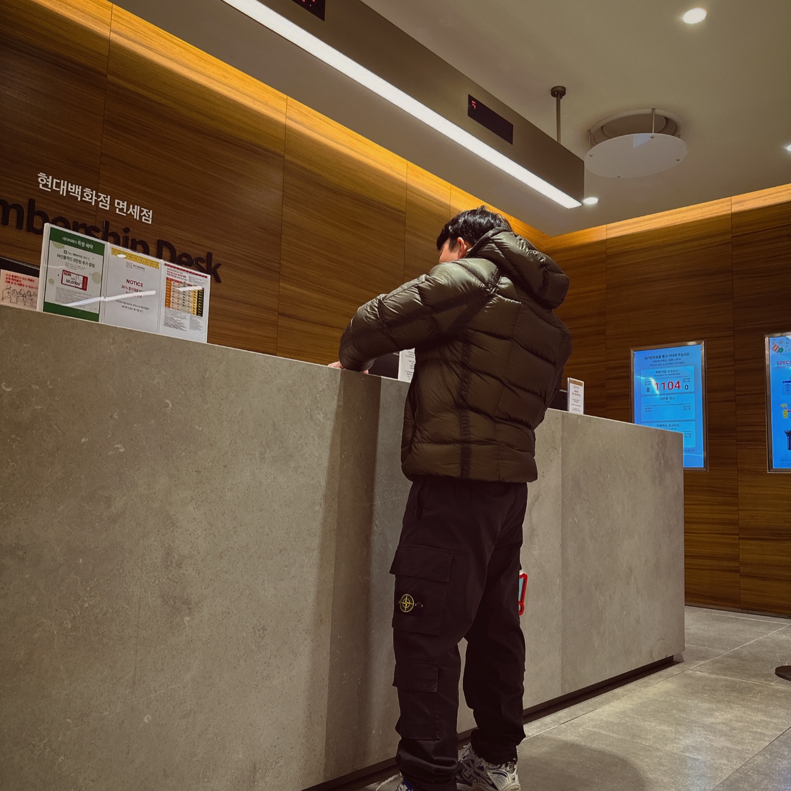 C.P. Company D.D Shell Hooded Quilted Down Jacket Olive Night - 23FW, Balenciaga Runner Sneakers Blue White 착용 스타일 - 2