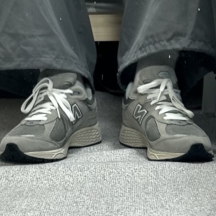 New Balance 2002R Grey 착용 스타일 - 1
