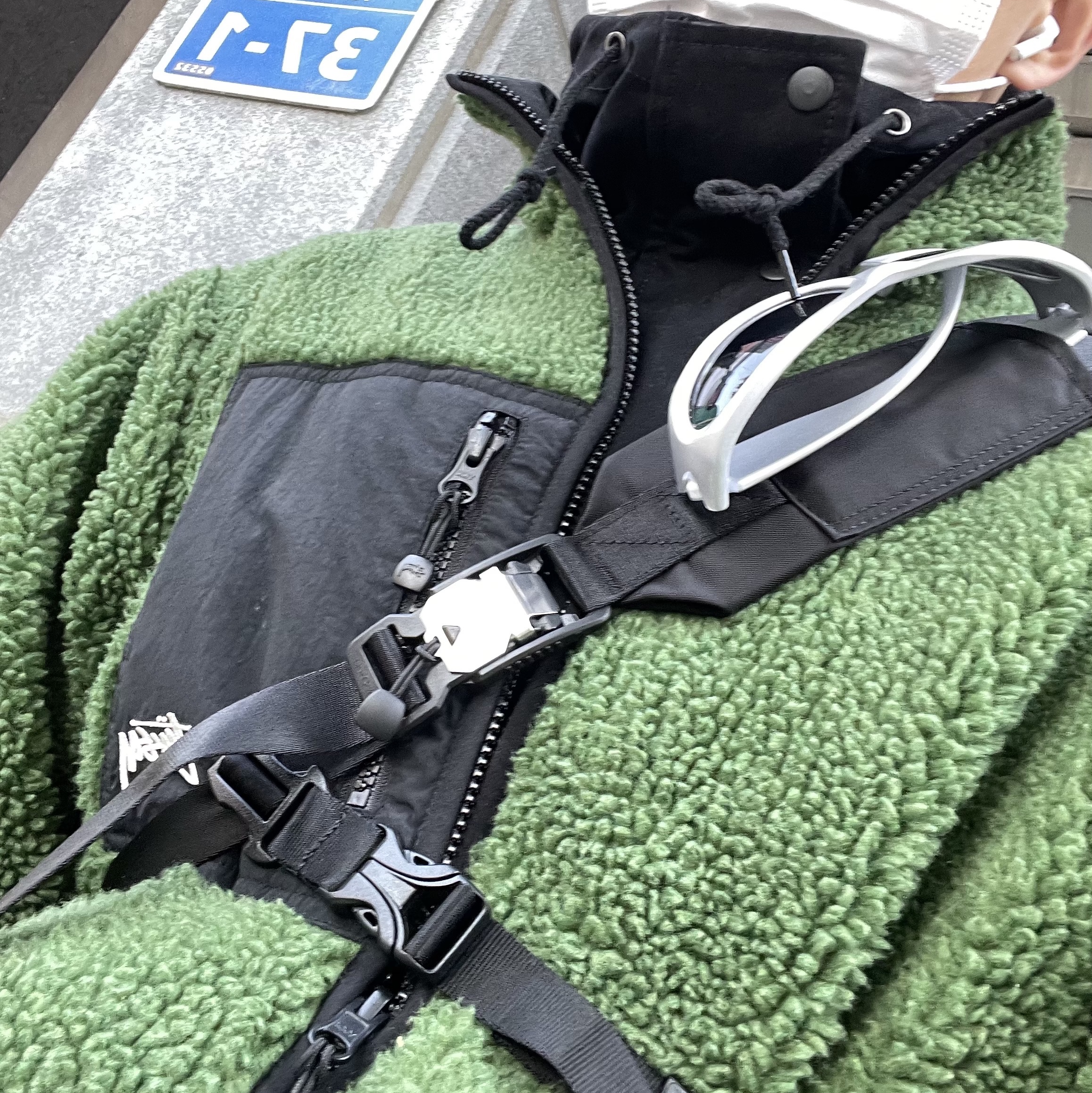Stussy 8 Ball Sherpa Jacket Green 착용 스타일