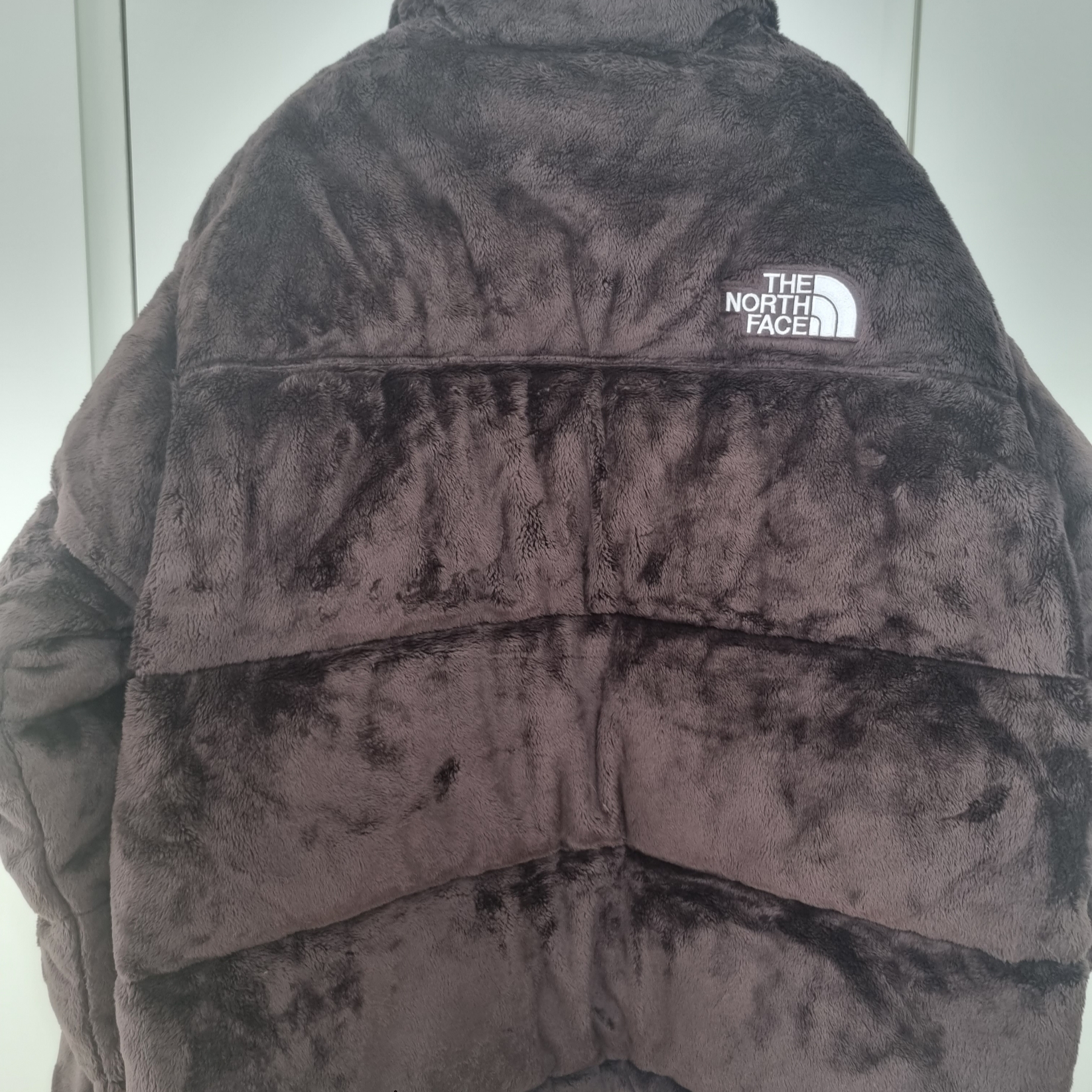 The North Face Versa Velour Nuptse Jacket Coal Brown 착용 스타일 - 3