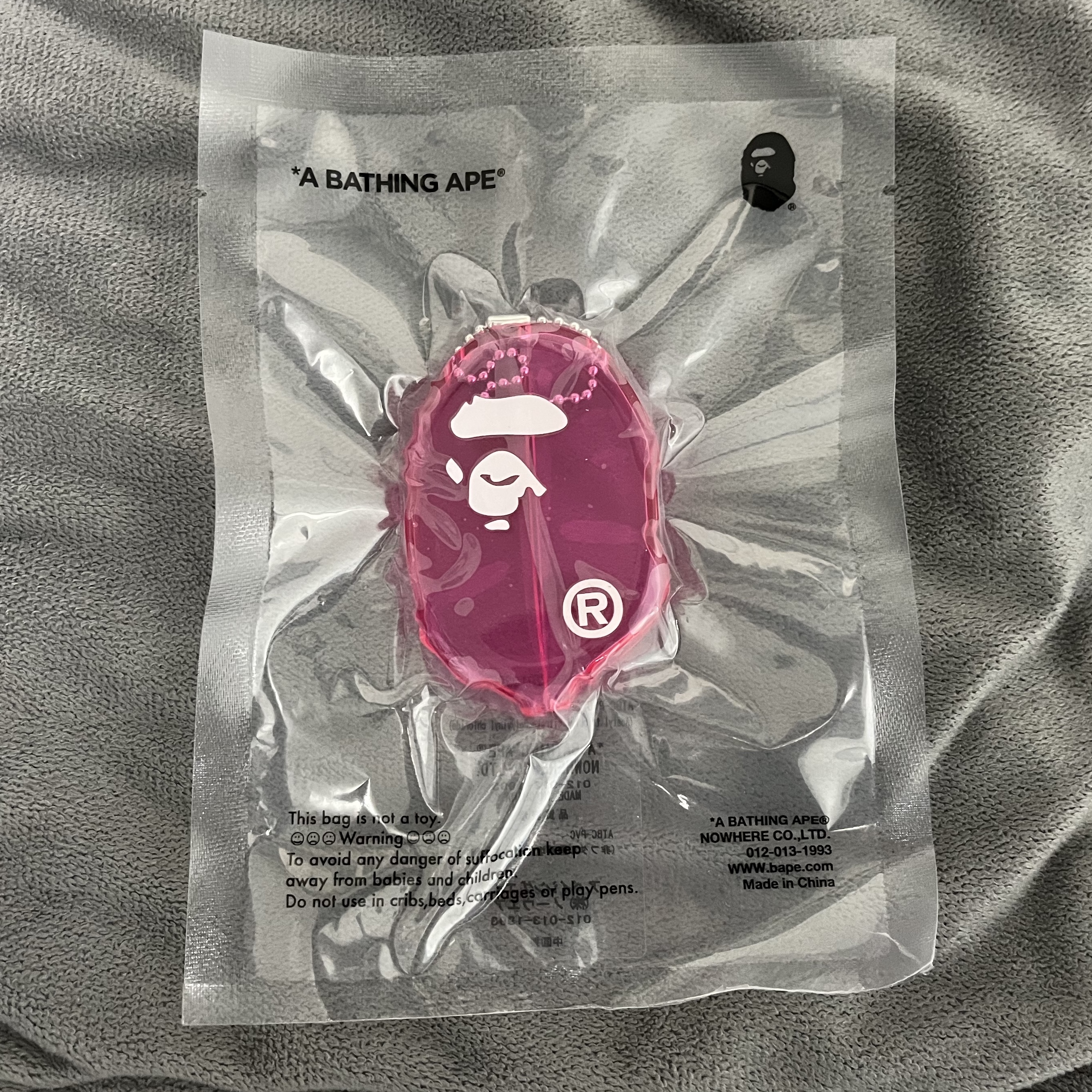BAPE Ape Head Coin Case M Pink 착용 스타일
