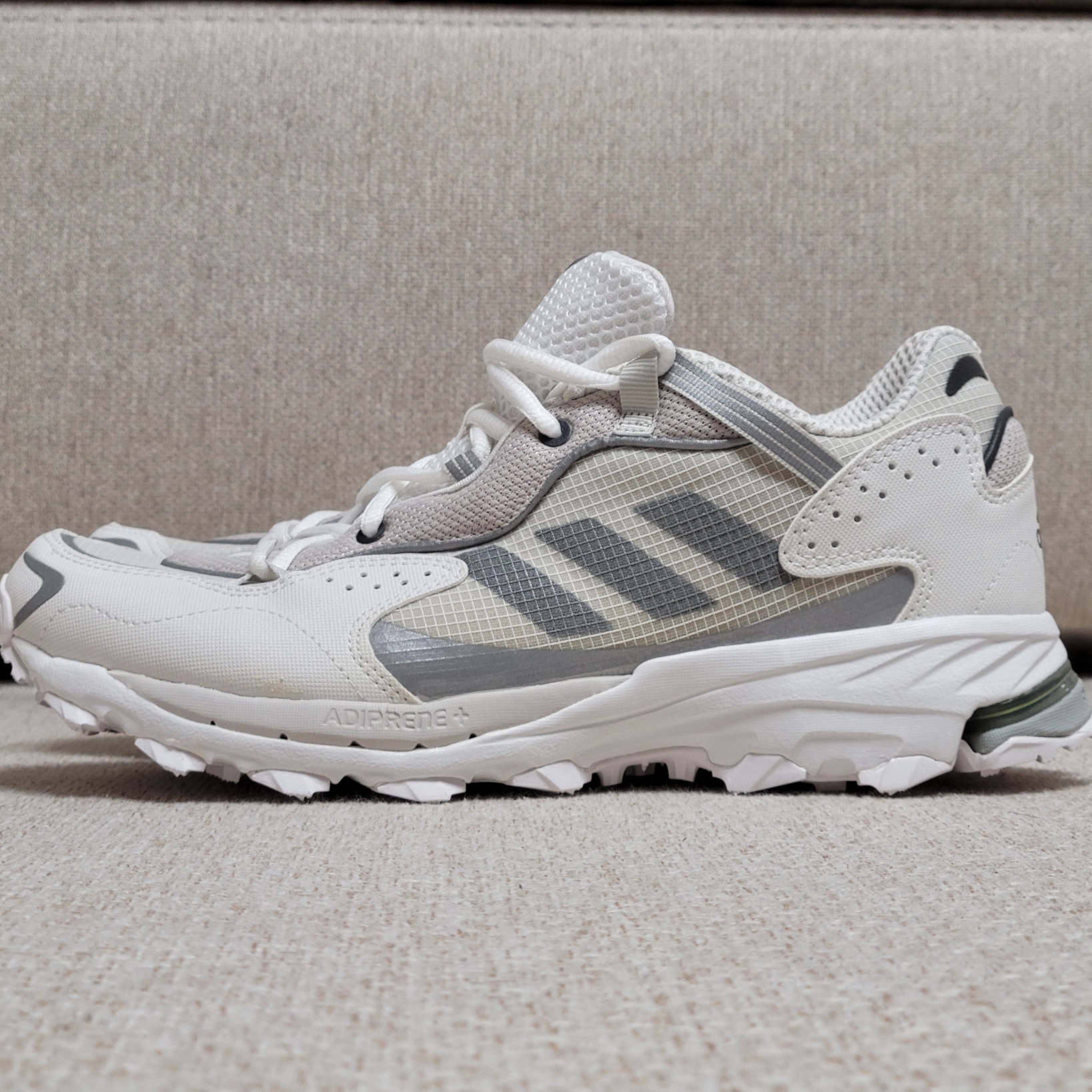 Adidas Response Hoverturf White Metallic Silver 착용 스타일 - 1
