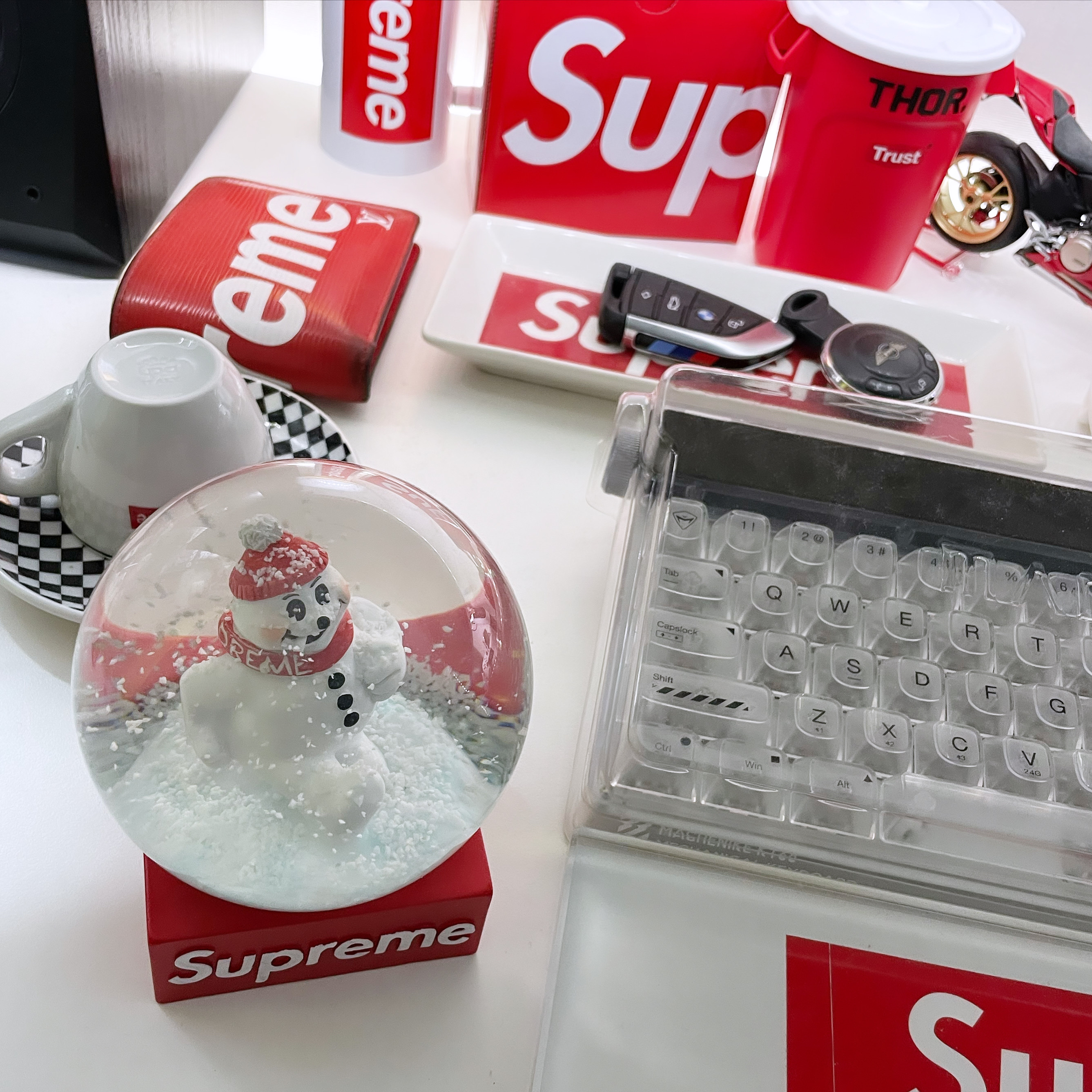 Supreme Snowman Snowglobe Red, Supreme x Seiko Marathon Clock - 21SS 착용 스타일