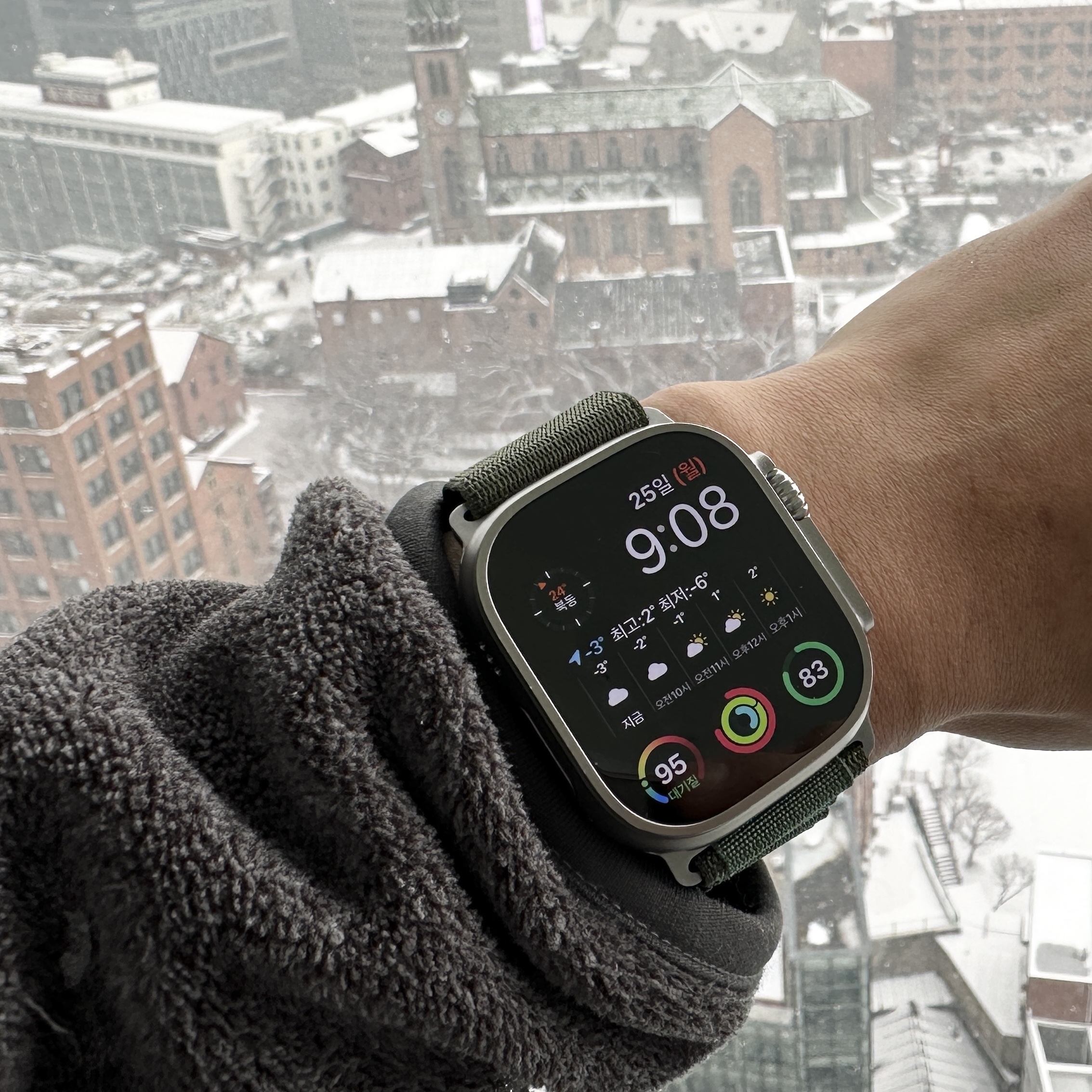 Apple Watch Ultra 49mm Titanium Case with M Alpine Loop Green (Korean Ver.) 착용 스타일 - 5