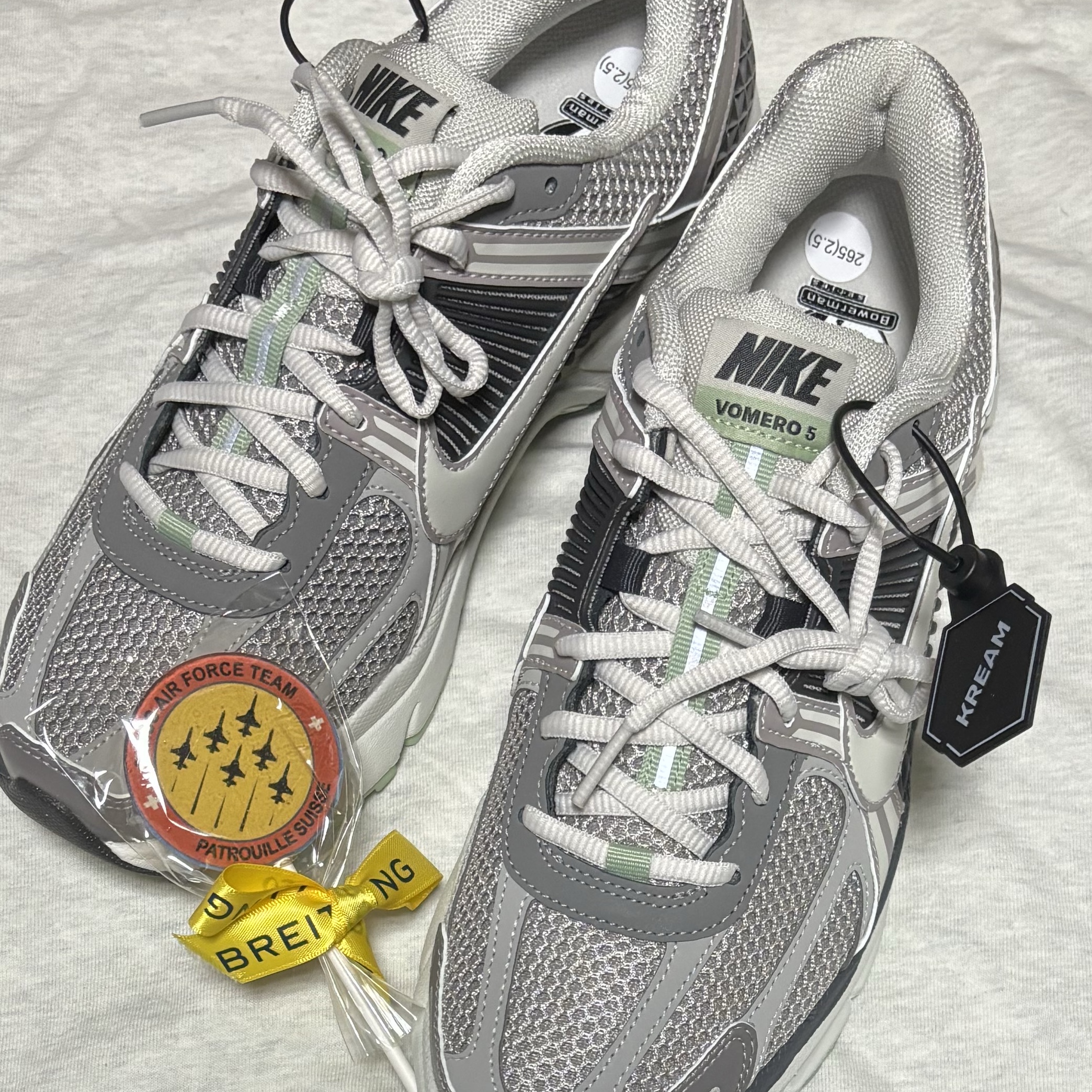 (W) Nike Zoom Vomero 5 Cobblestone and Flat Pewter 착용 스타일