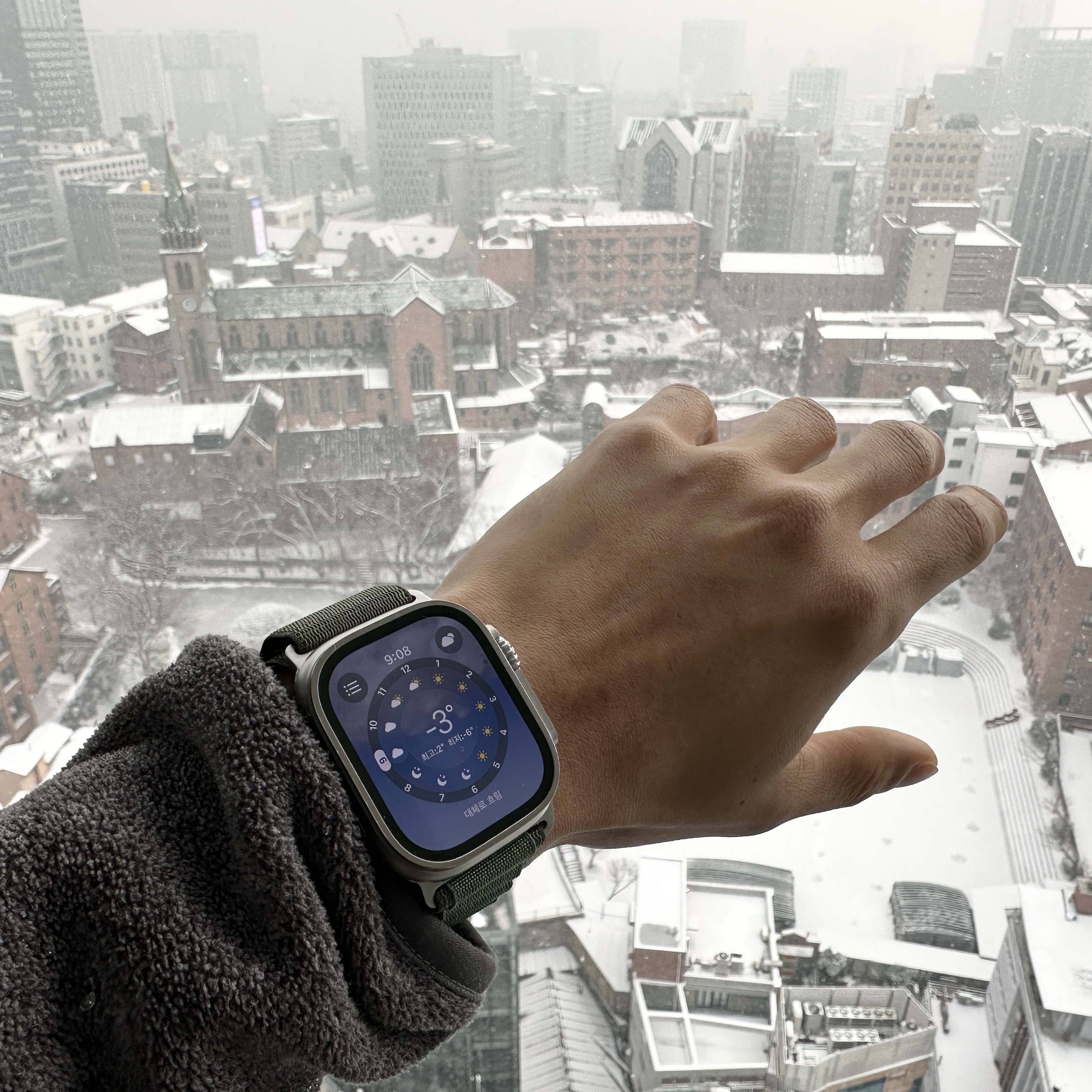 Apple Watch Ultra 49mm Titanium Case with M Alpine Loop Green (Korean Ver.) 착용 스타일 - 2