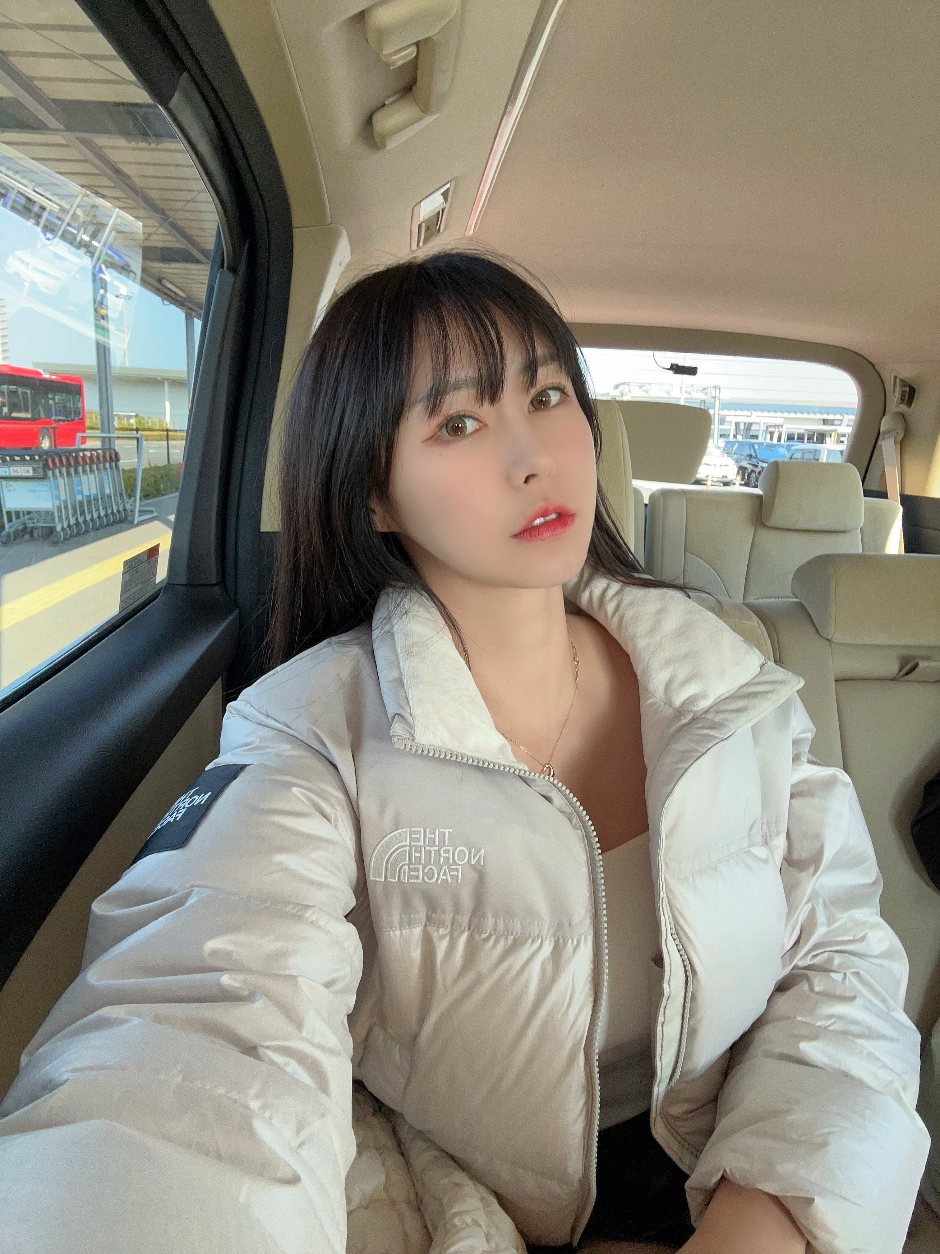 COS Quilted Oversized Shoulder Bag Off White Light Beige 착용 스타일