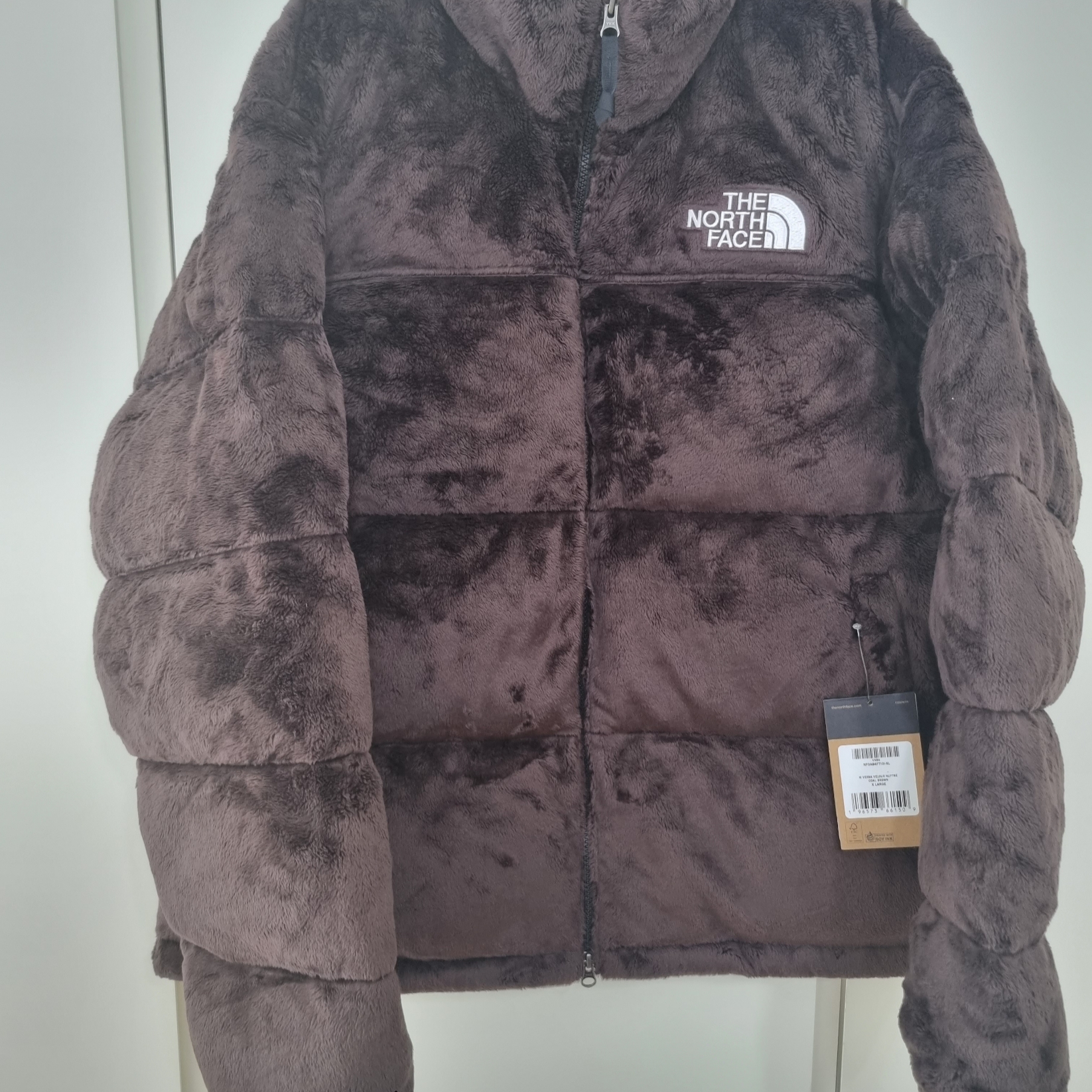 The North Face Versa Velour Nuptse Jacket Coal Brown 착용 스타일 - 1