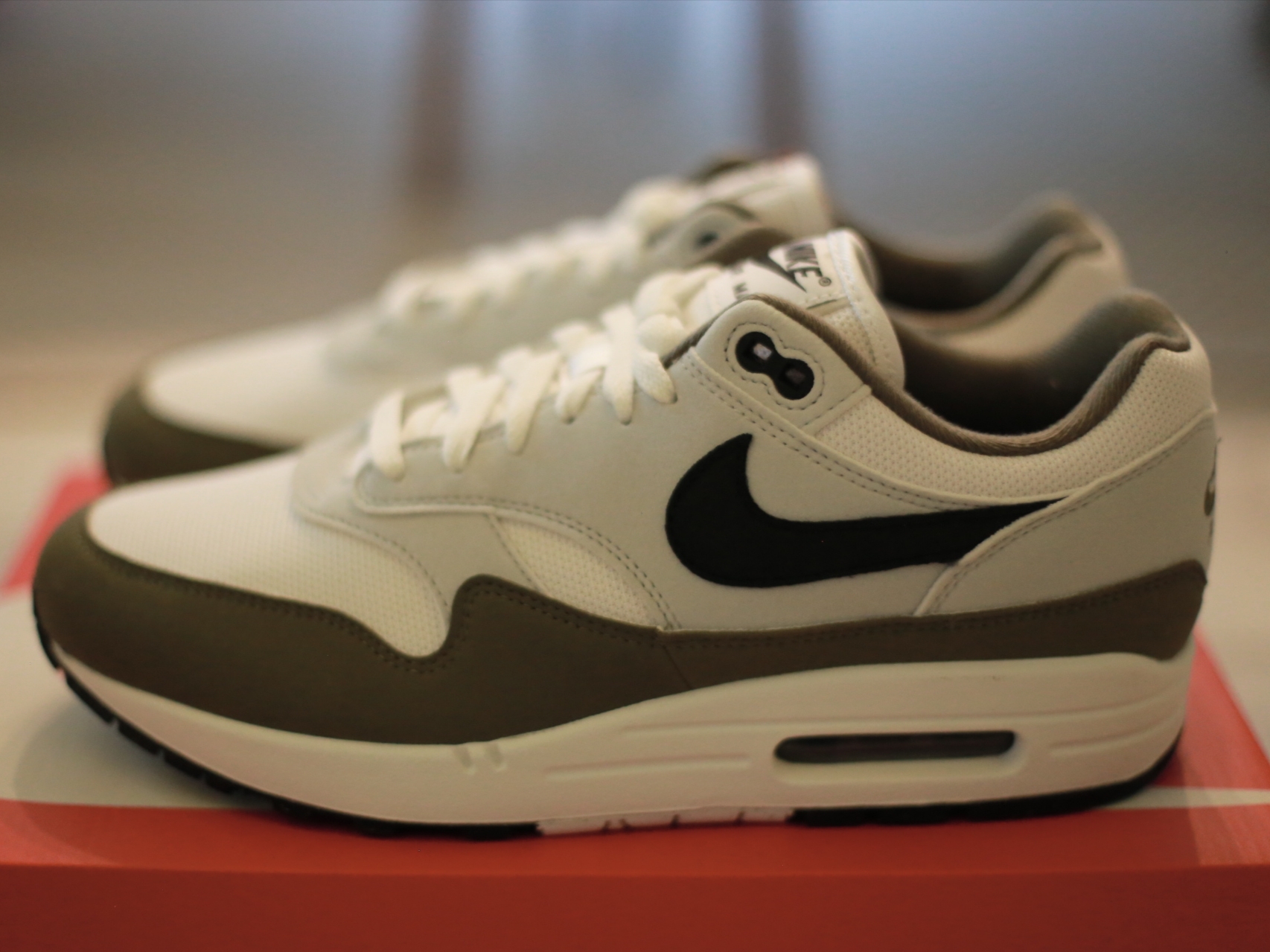 Nike Air Max 1 Medium Olive 착용 스타일 - 1