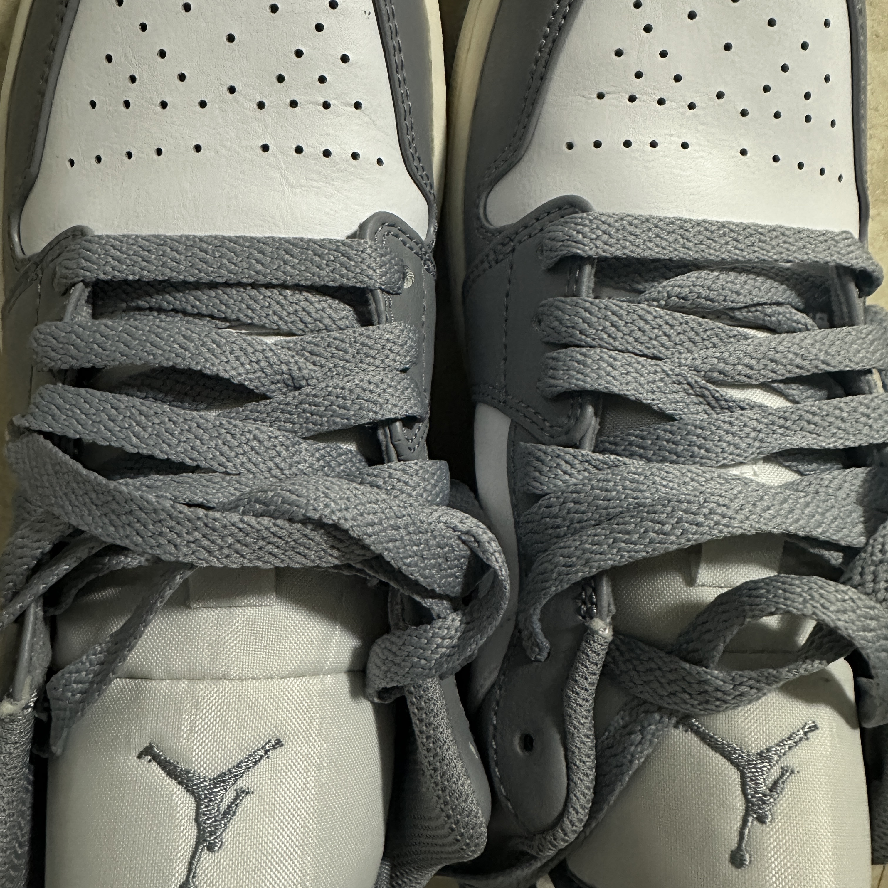 Jordan 1 Low Stealth and White 착용 스타일