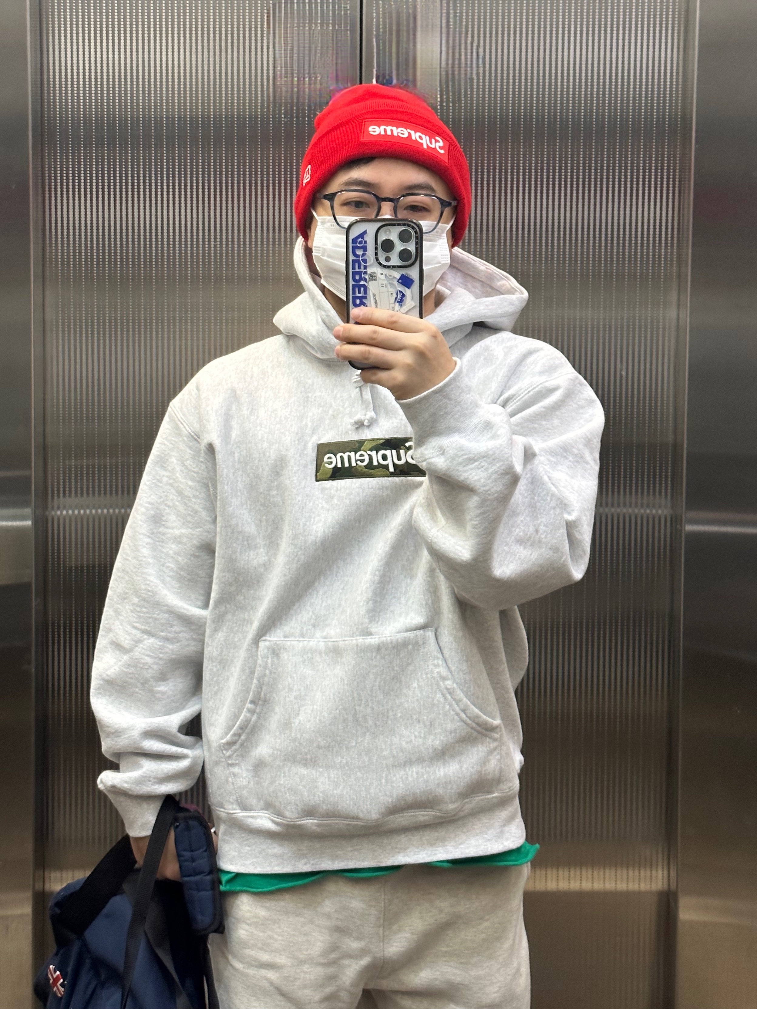 Supreme Box Logo Hooded Sweatshirt Ash Grey - 23FW, Supreme New Era Box Logo Beanie Red - 23FW 착용 스타일