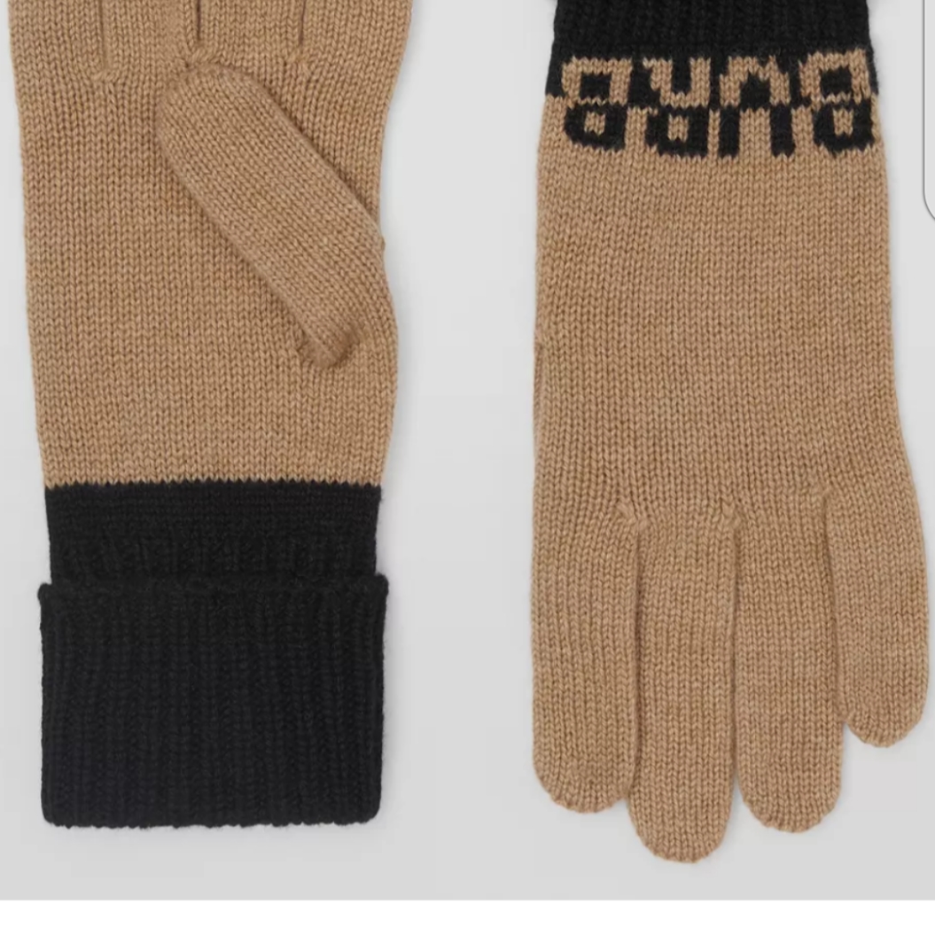 Burberry Logo Intarsia Two-Tone Cashmere Gloves Archive Beige Black 착용 스타일 - 1