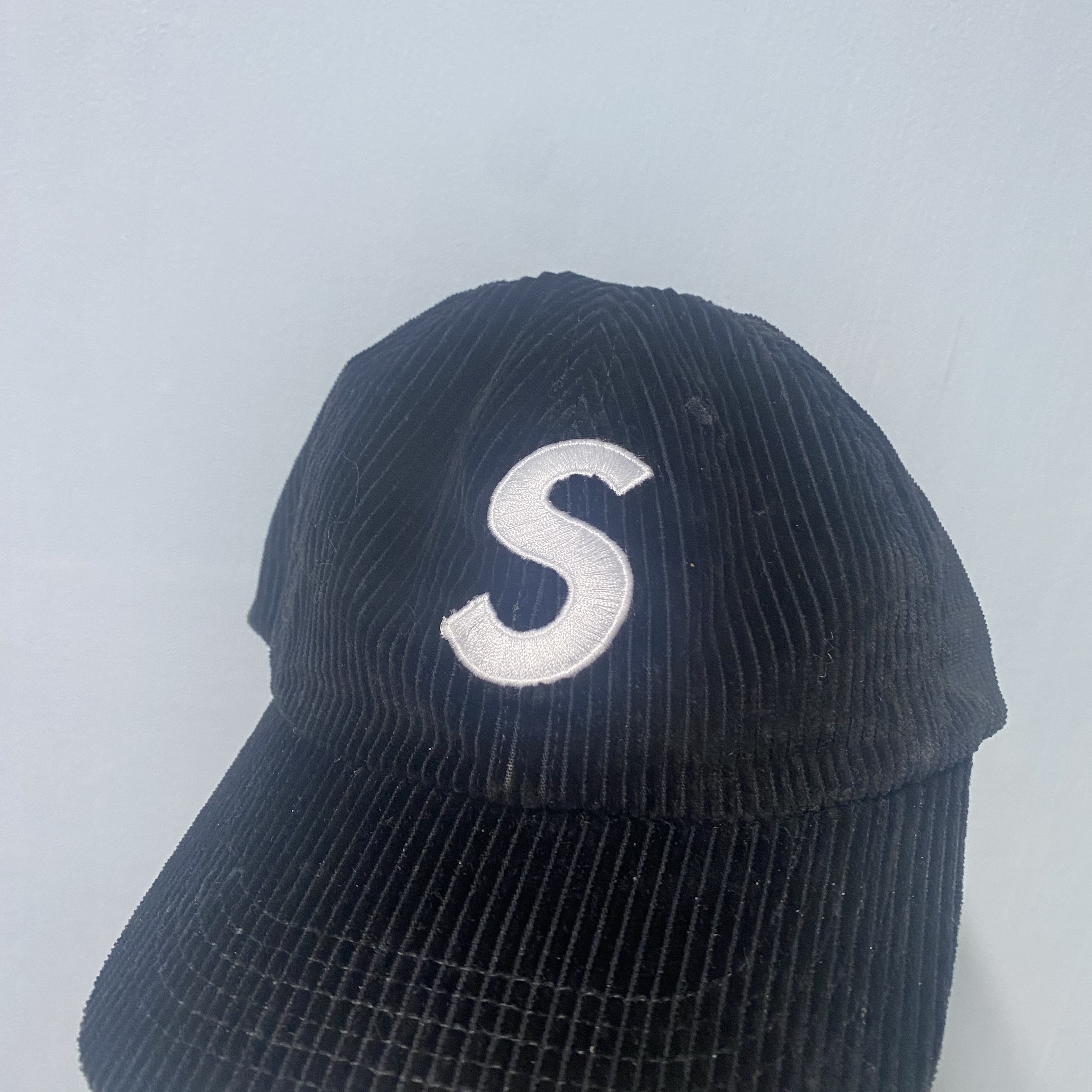 Supreme Corduroy S Logo 6-Panel Black - 23FW 착용 스타일