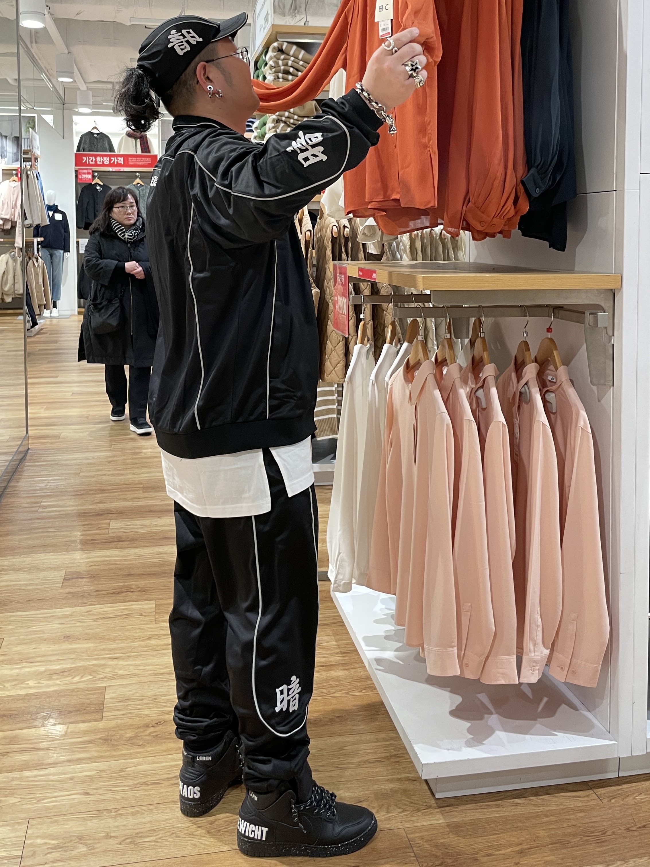 Darkr8m Studio x Hardhitters Refelective Track Pants Black, Darkr8m Studio x Hardhitters Refelective Track Top Black 착용 스타일