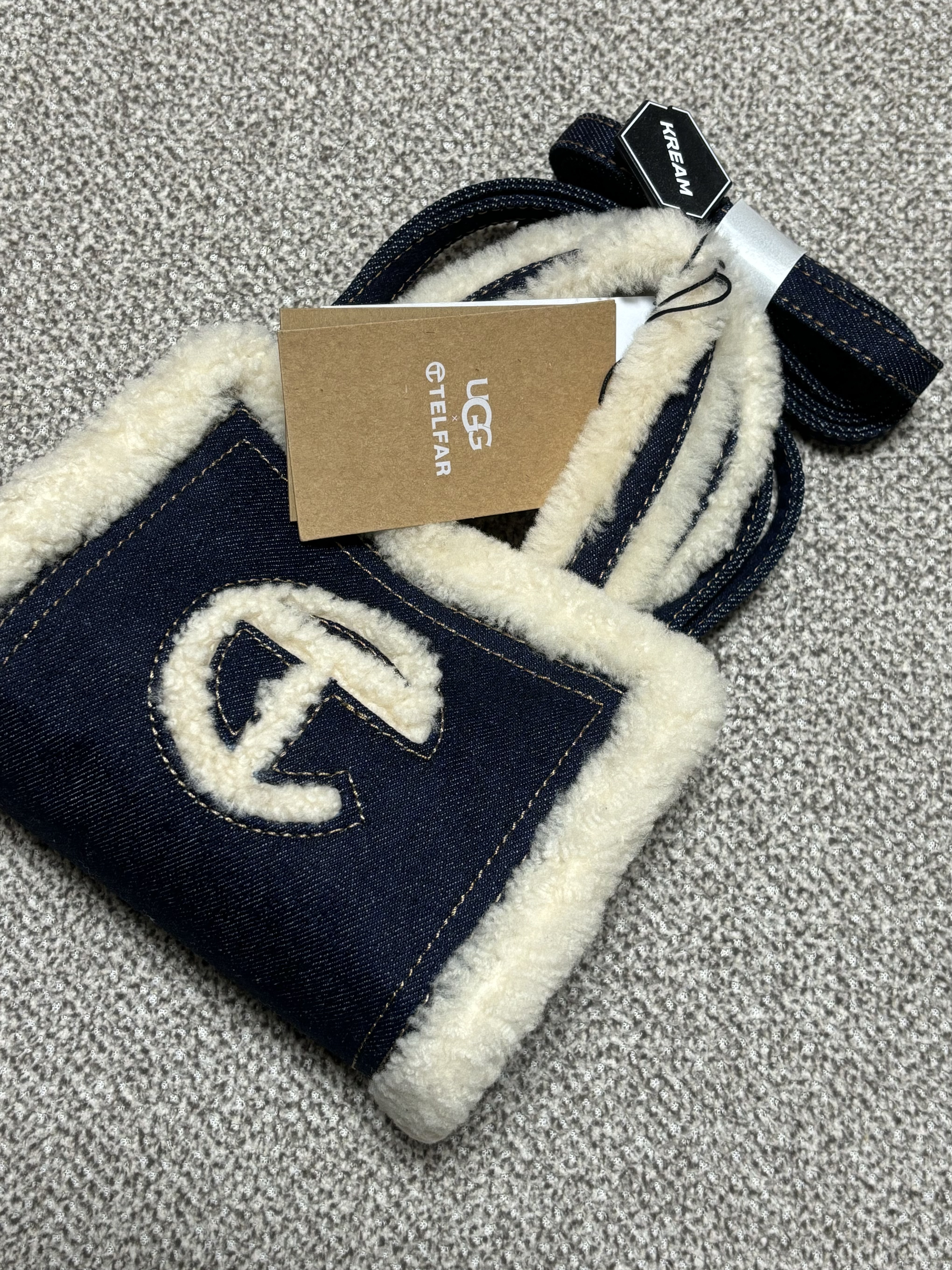 Telfar x UGG Small Shopping Bag Denim, (W) UGG Classic Ultra Mini Boots Black 착용 스타일 - 2