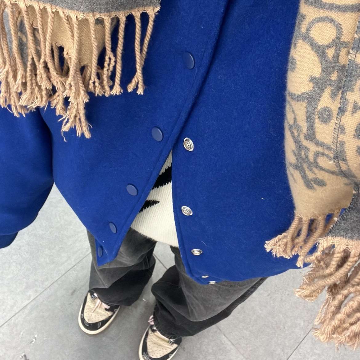 Stussy Sport Melton Varsity Jacket Royal, Nike x Stussy NRG LS Knit Sweater Fossil (DR2894-238) 착용 스타일 - 1