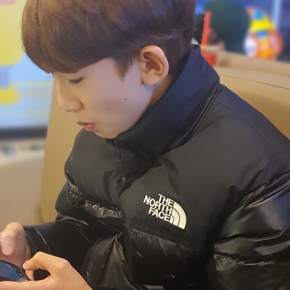 (Kids) The North Face 1996 Eco Nuptse Down Jacket Real Black 착용 스타일