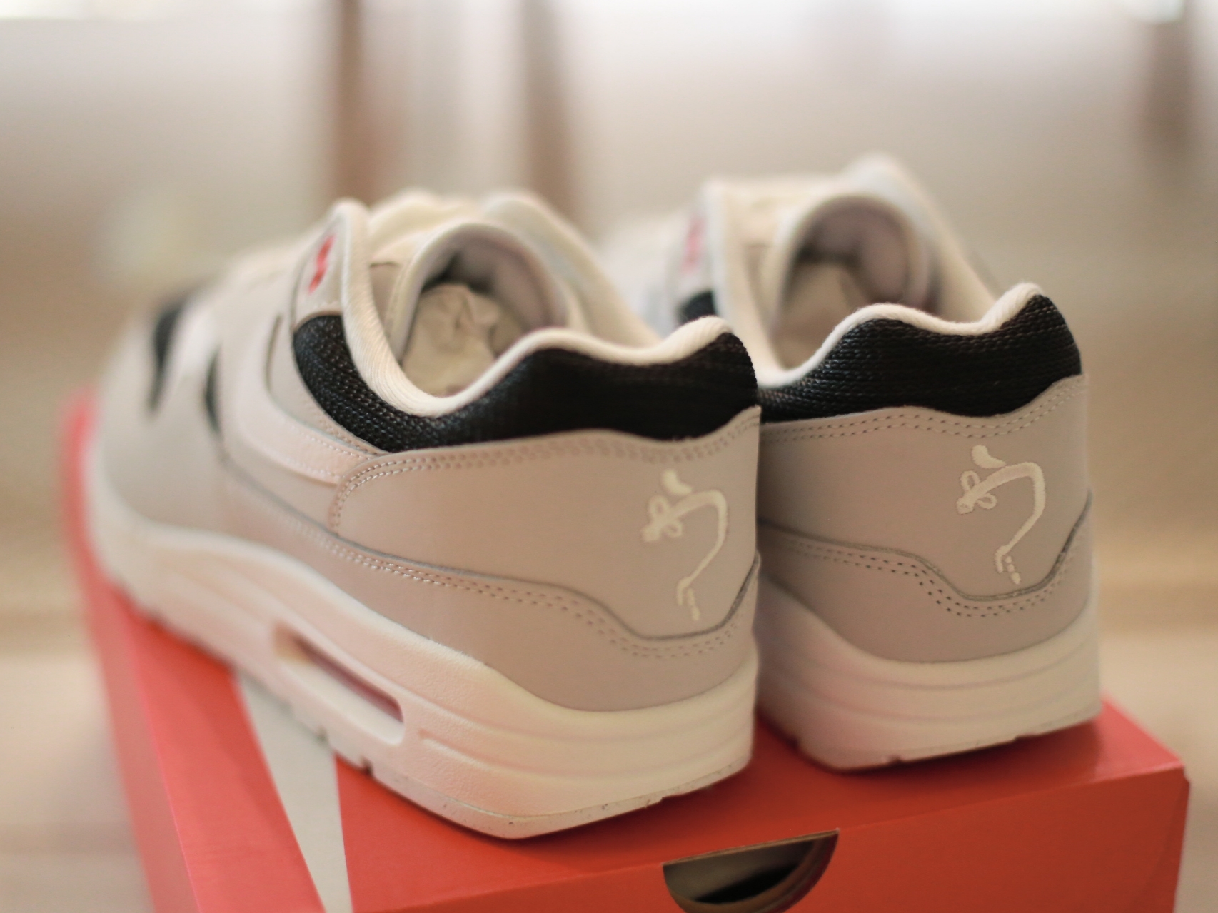 Nike Air Max 1 Pure Platinum, Nike Air Max 1 '86 Original Golf White University Red 착용 스타일 - 3