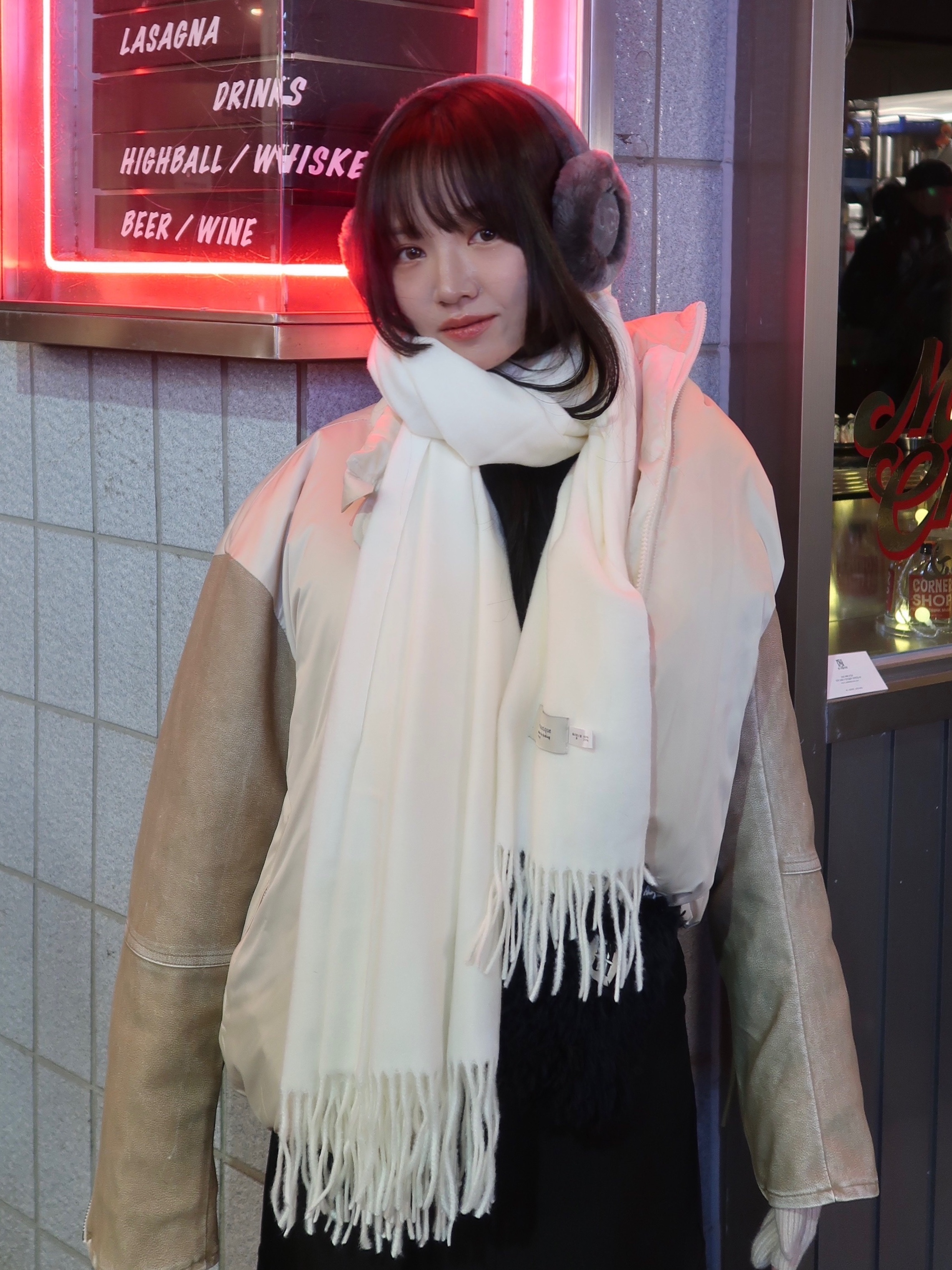 아디다스 x 웨일스 보너 포니 토널 삼바 코어 블랙 크림 화이트, (W) 어그 자수 로고 이어머프 메탈 착용 스타일 - 3