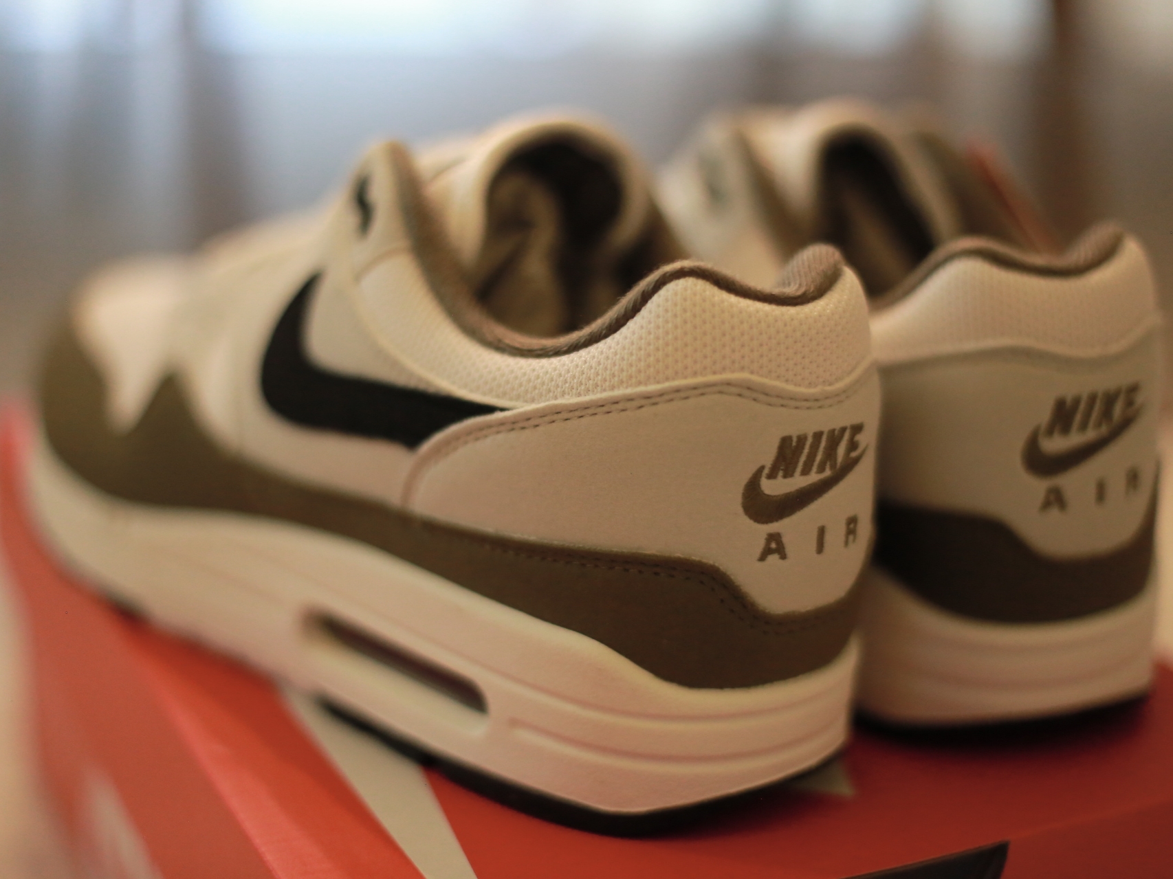 Nike Air Max 1 Medium Olive 착용 스타일 - 3