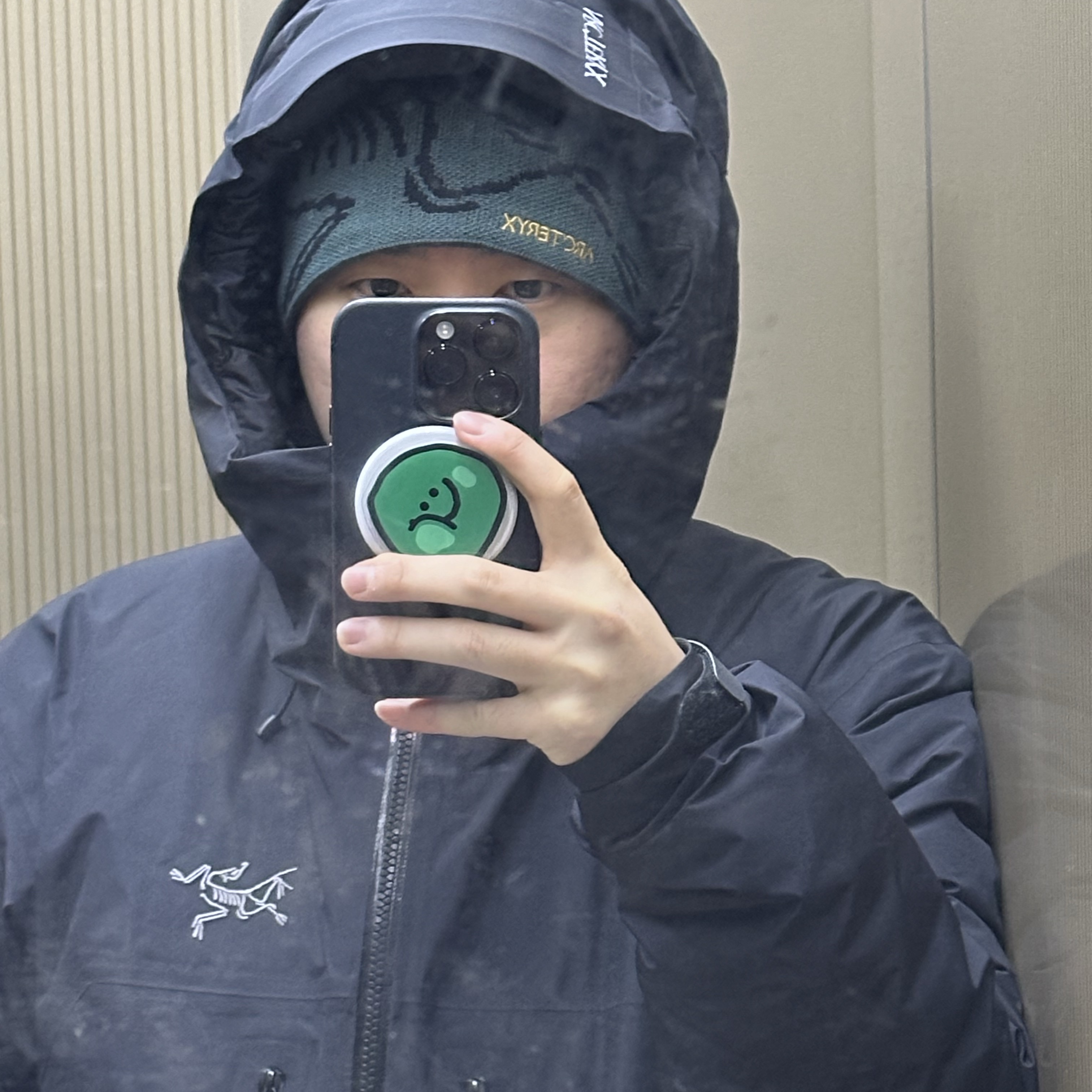 Arc'teryx Beta Down Insulated Jacket Black, Arc'teryx Bird Head Toque Dark Magic 착용 스타일 - 1