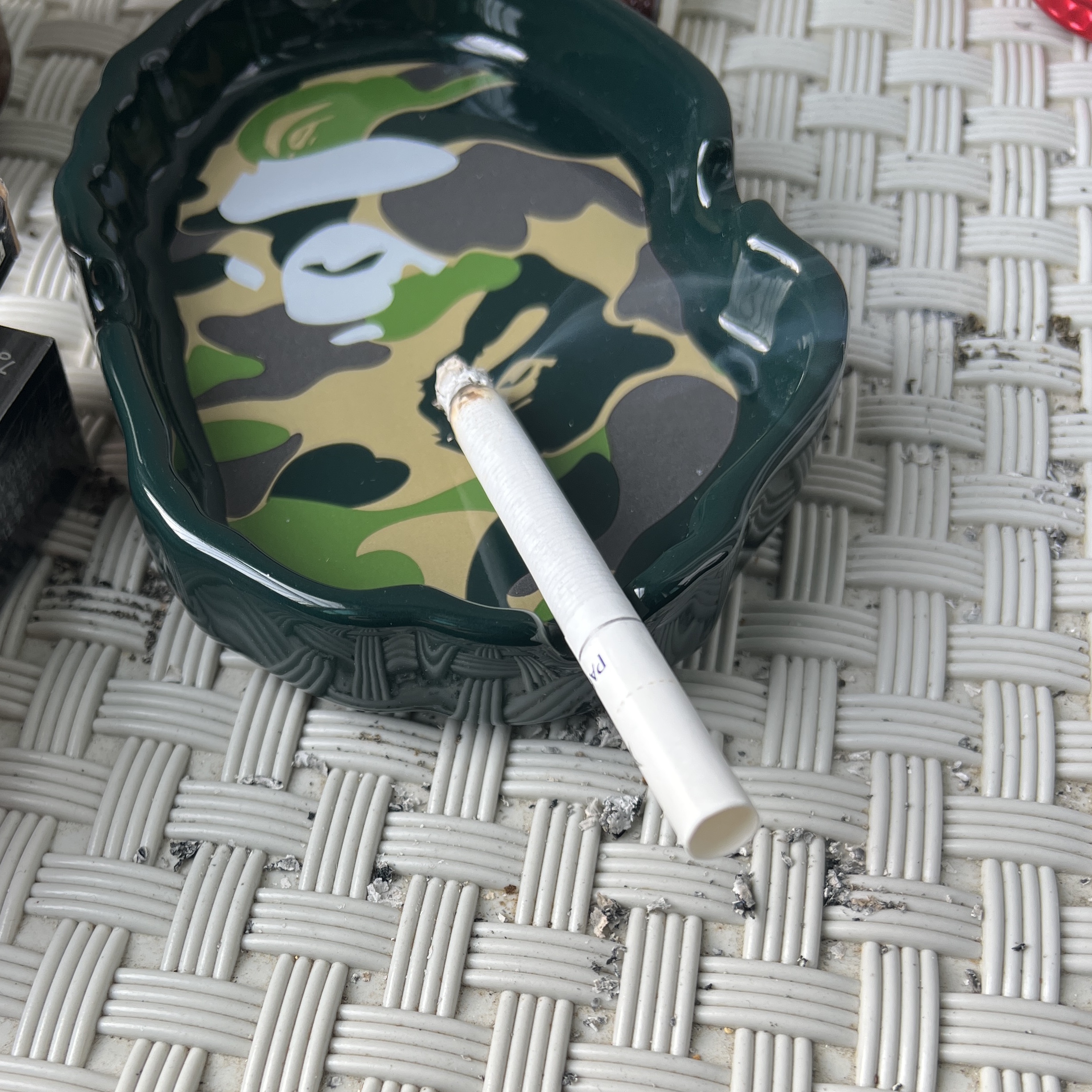 BAPE Ape Head Ashtray M Camo 착용 스타일 - 2
