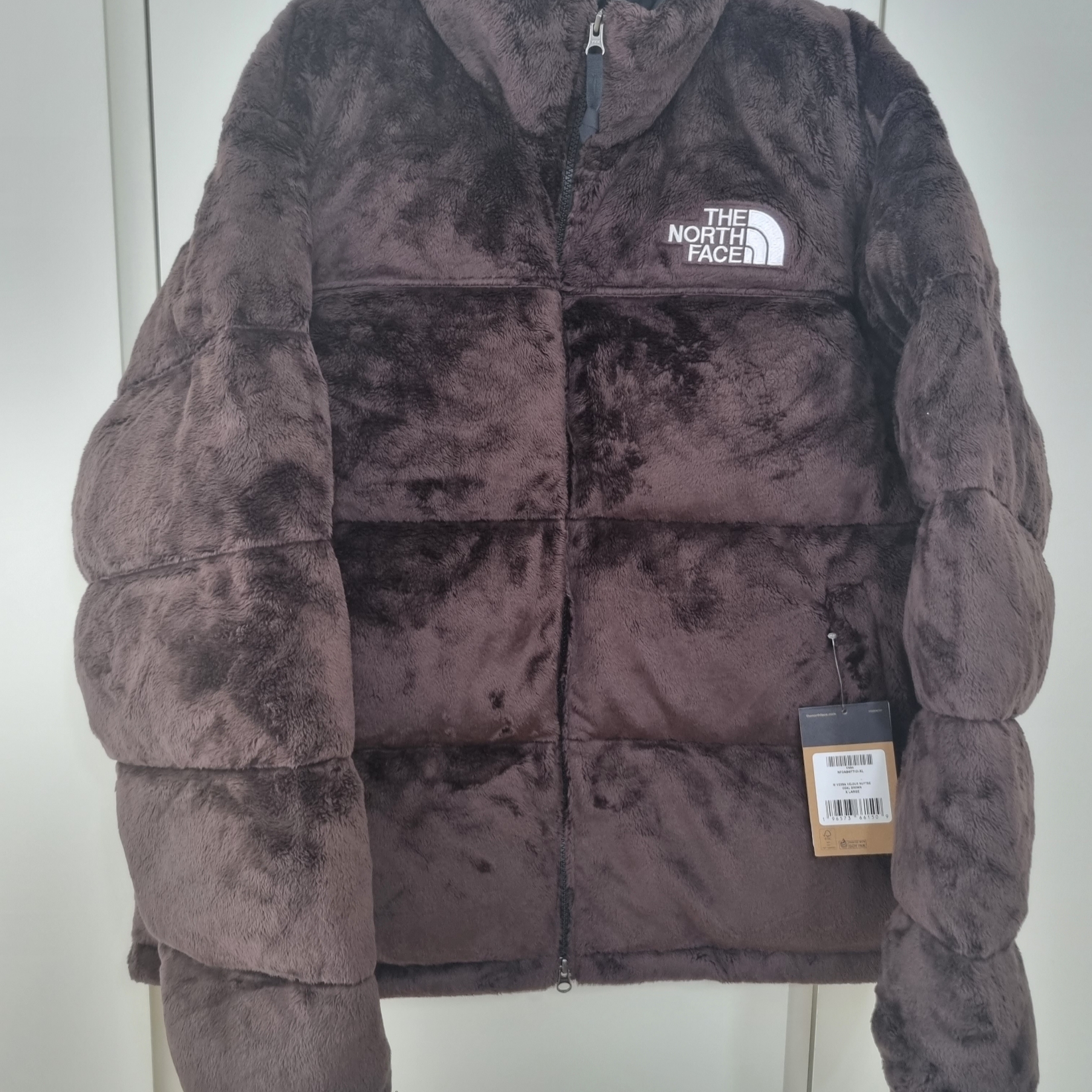 The North Face Versa Velour Nuptse Jacket Coal Brown 착용 스타일 - 4