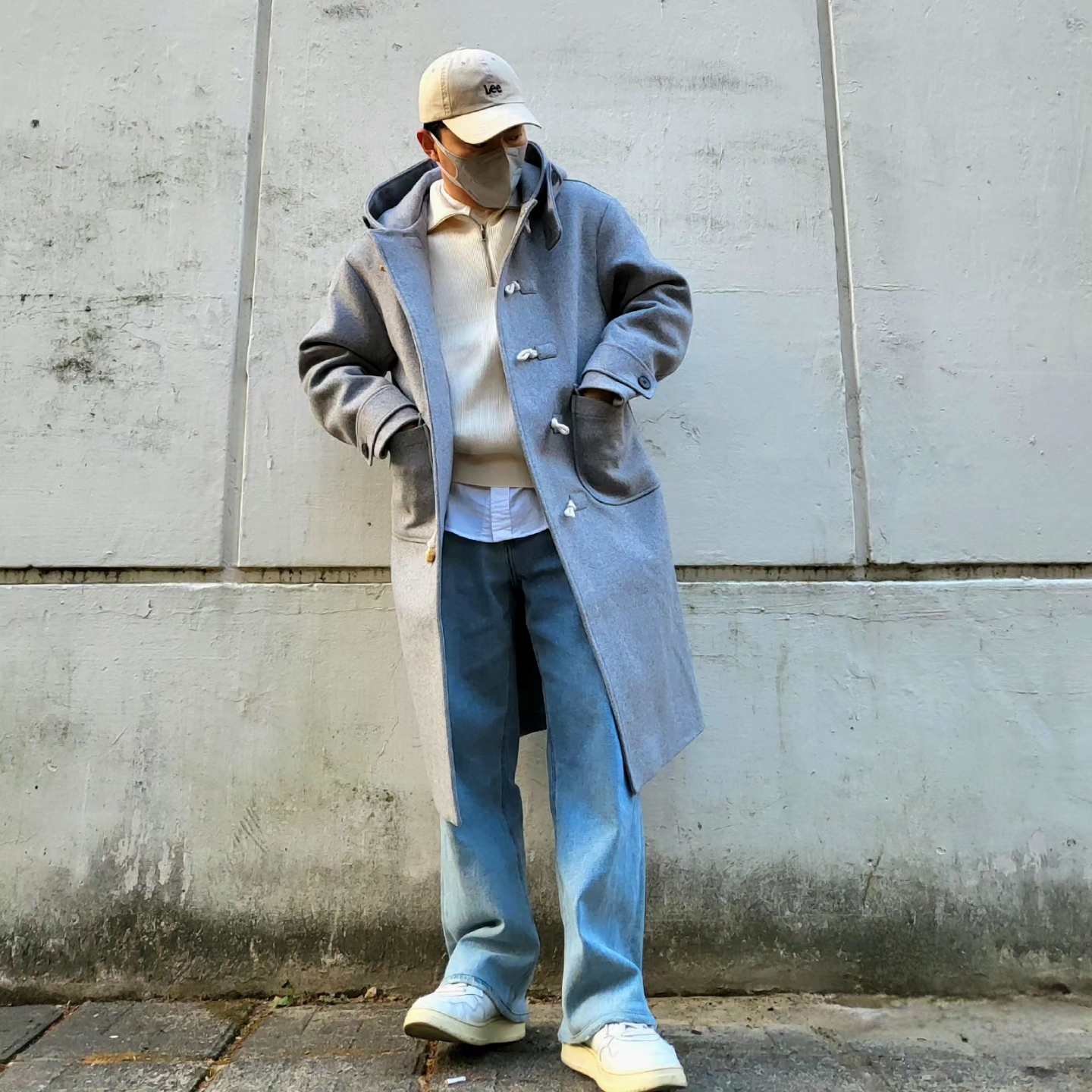 Autry Medalist Low Leather Sneakers White Blue 착용 스타일 - 1