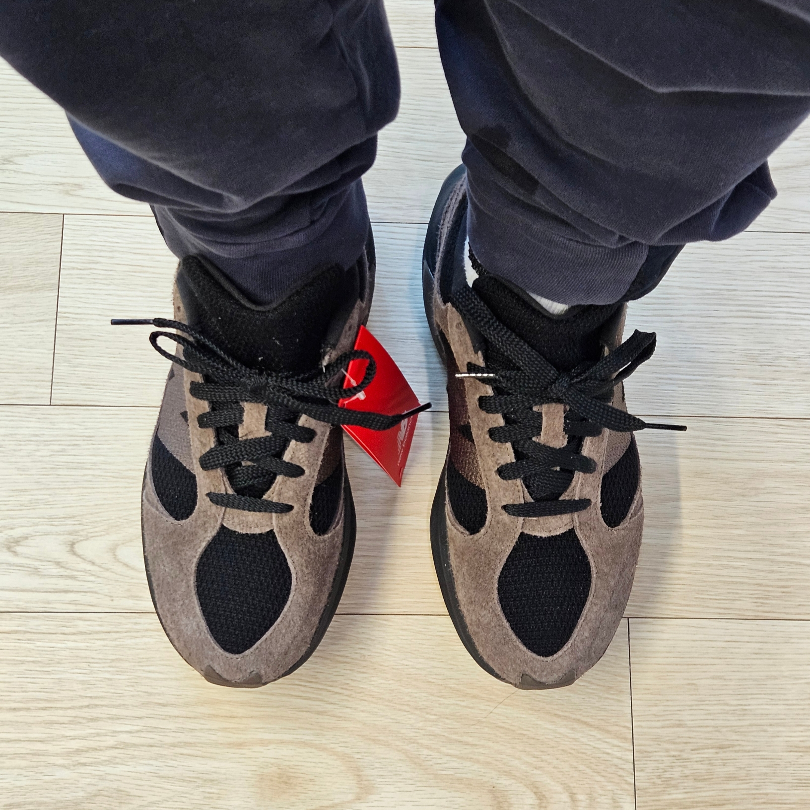 New Balance WRPD Runner Dark Mushroom 착용 스타일 - 2