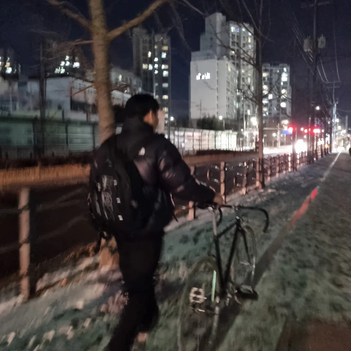 The North Face 1996 Eco Nuptse Jacket Real Black, New Balance 530 Silver Grey 착용 스타일 - 2