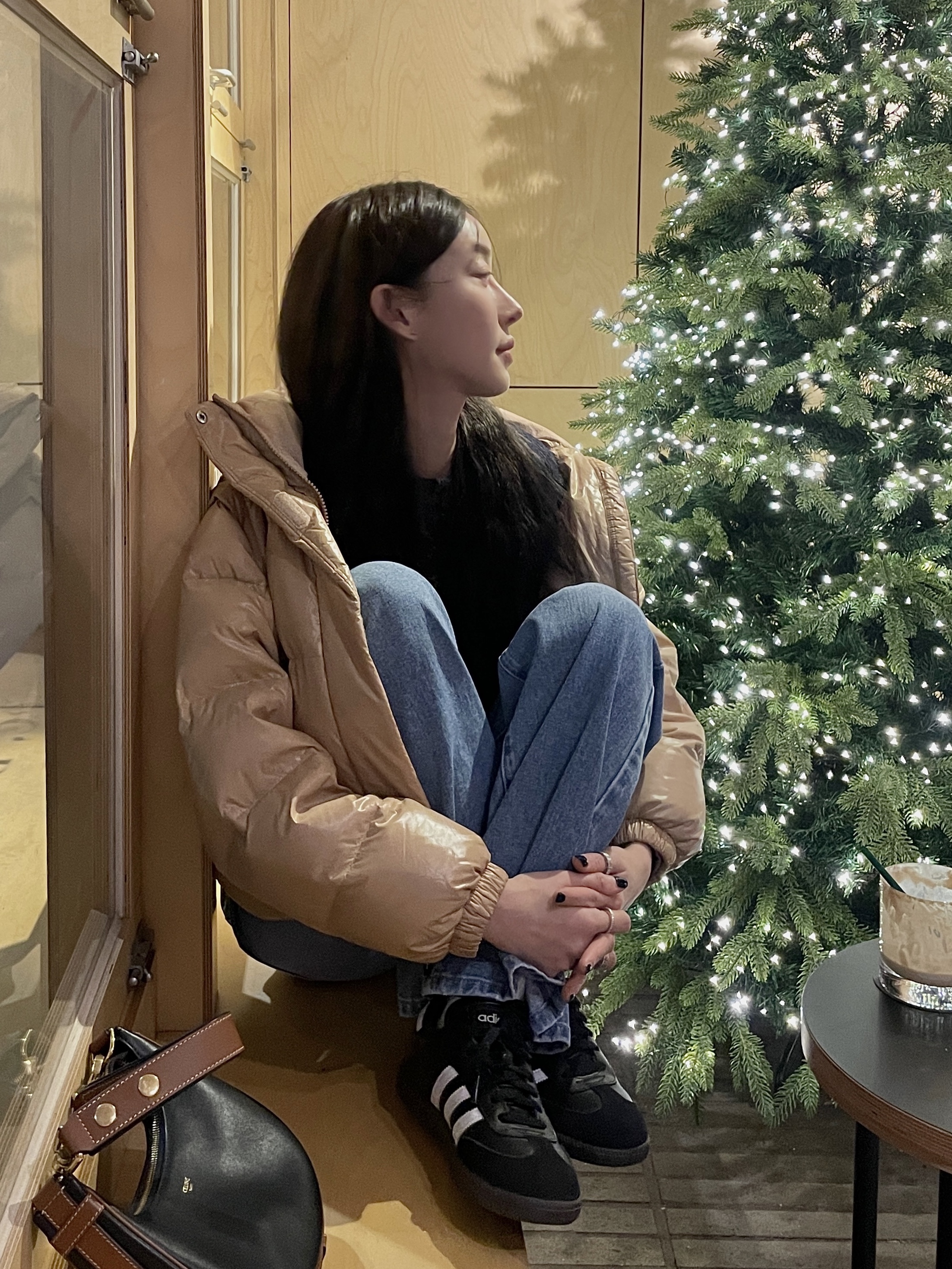 Adidas Samba Classic Core Black, Celine Medium Ava Strap Bag in Smooth Calfskin Black Tan 착용 스타일 - 1