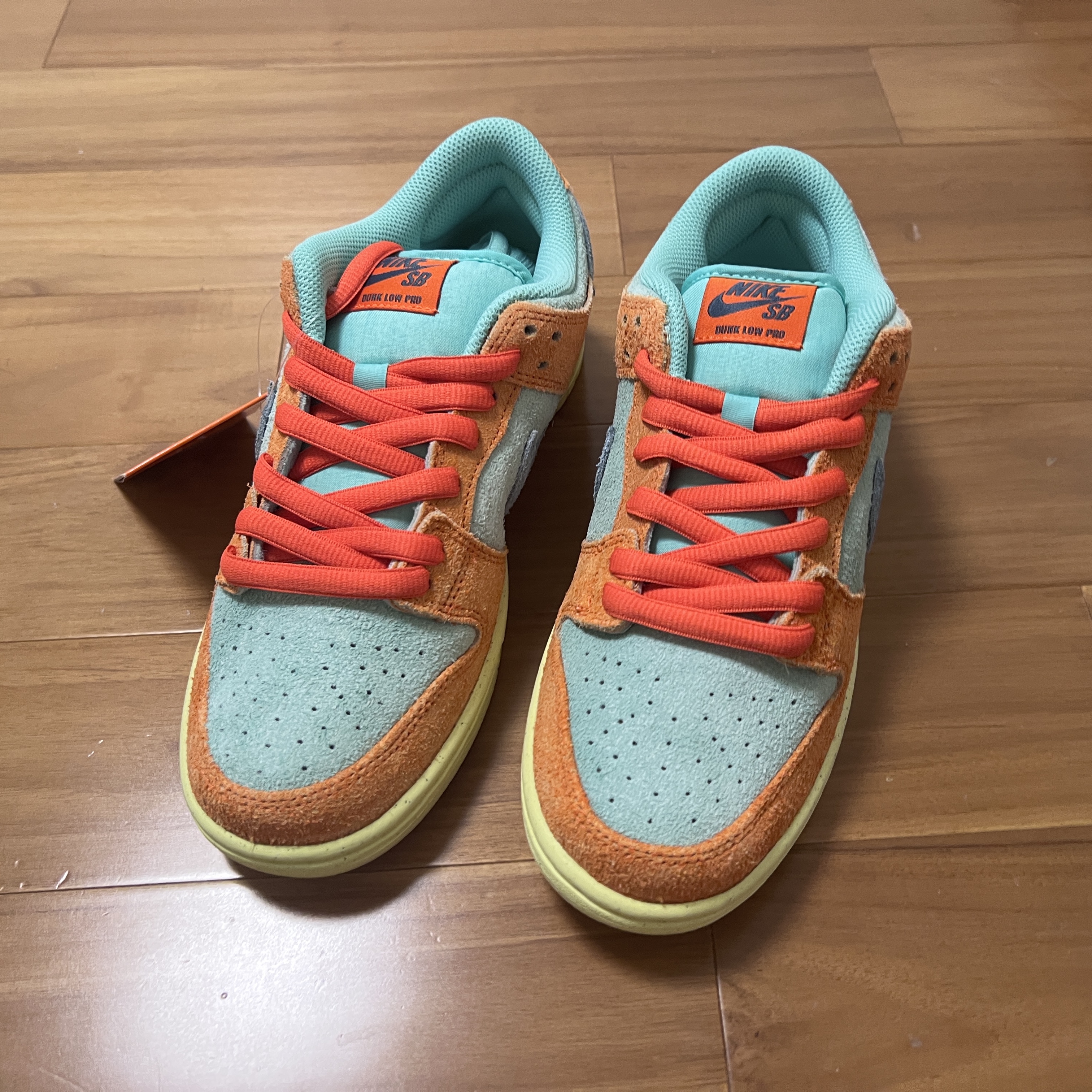 Nike SB Dunk Low Pro Premium Orange and Emerald Rise 착용 스타일