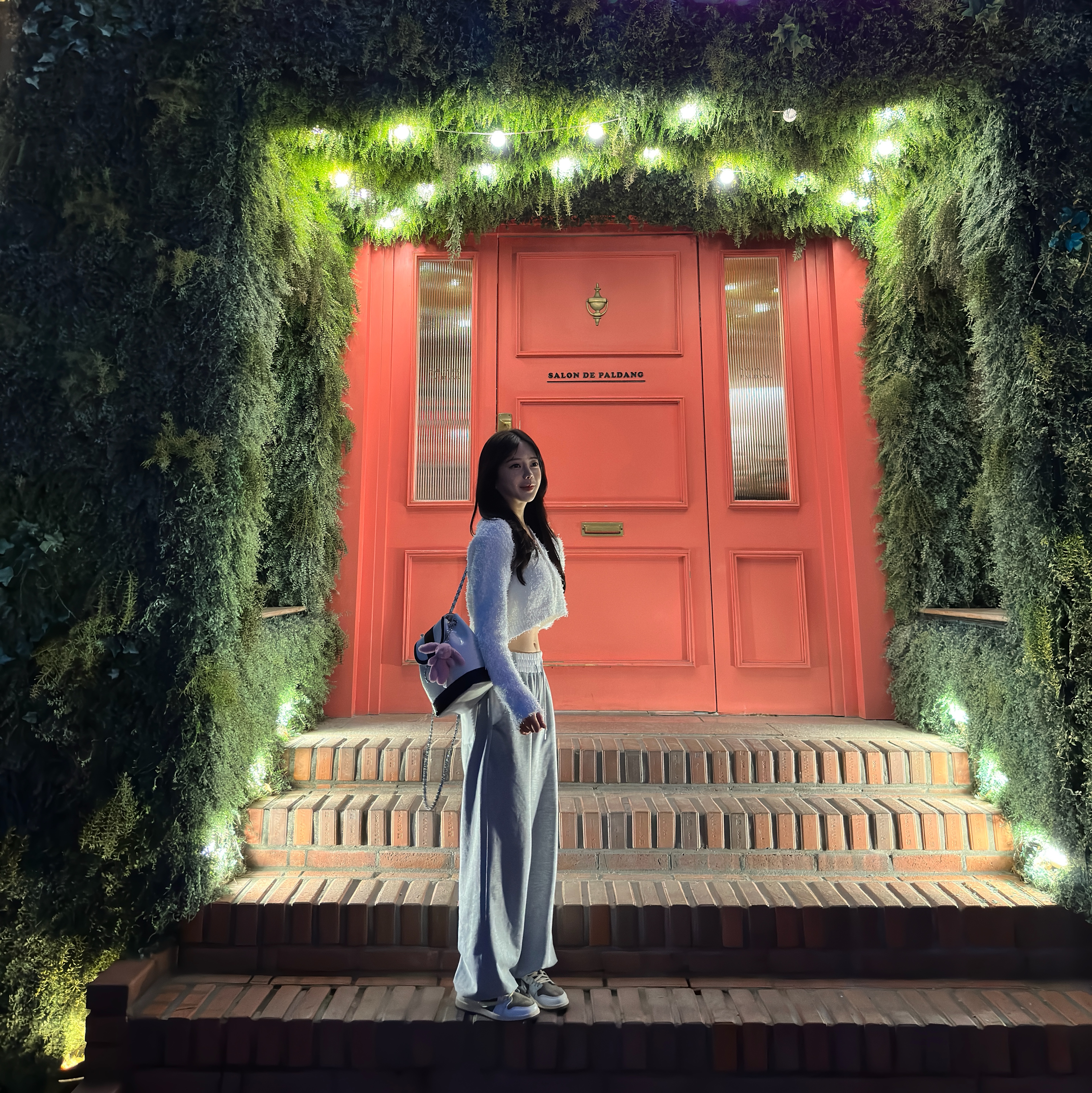 Jordan 1 x Travis Scott Retro Low OG SP Sail and Ridgerock, Jellycat Bashful Bunny Bag Charm Tulip 착용 스타일